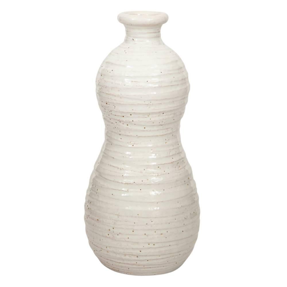 Bitossi Raymor ceramic vase white signed Italy, 1960s. Simple and Classic gourd form. The body tapers at the neck and expands at the shoulder then slightly tapers at the center. White glaze with thick textural ridges with a tapered collar and