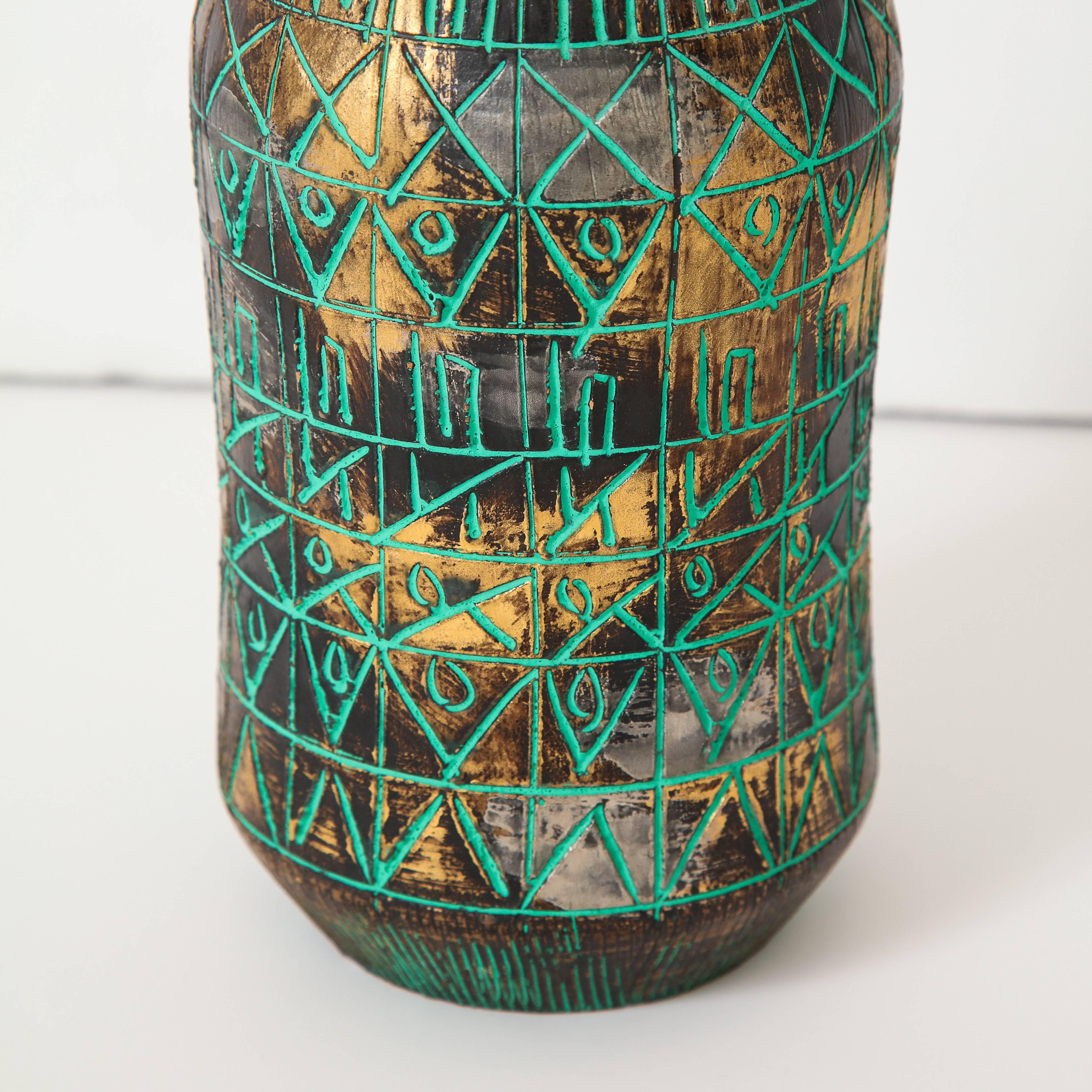 Vase Raymor en céramiquea avec Sgraffito vert sur or et chrome, signé en vente 1