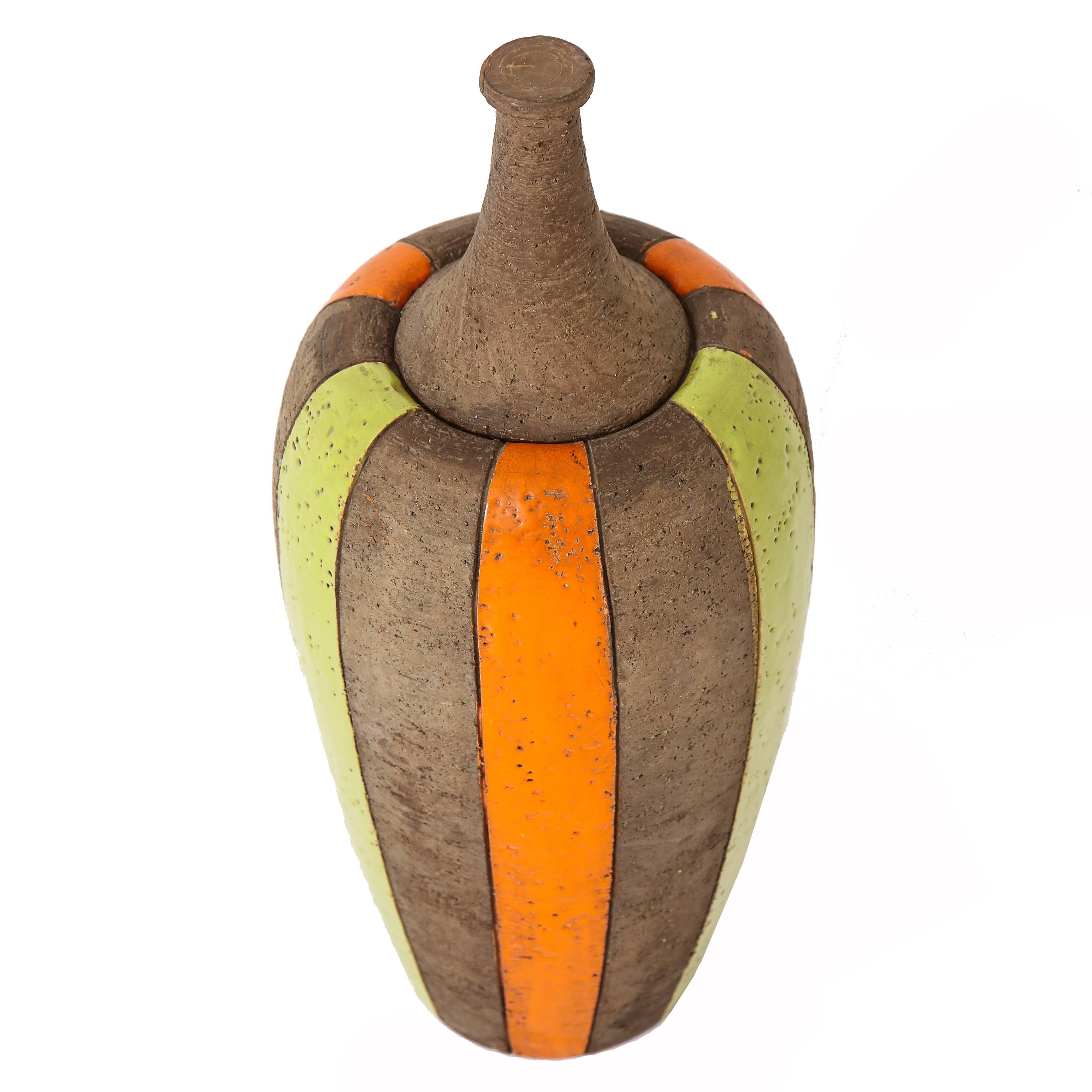 Bitossi Deckelvase, Keramik, maurische Streifen, Chartreuse, Orange und Braun, signiert. Große Deckelvase aus der Serie Moorish Stripes von Aldo Londi. Der Korpus ist mit abwechselnd in Chartreuse und Orange glasierten Streifen über einem groben