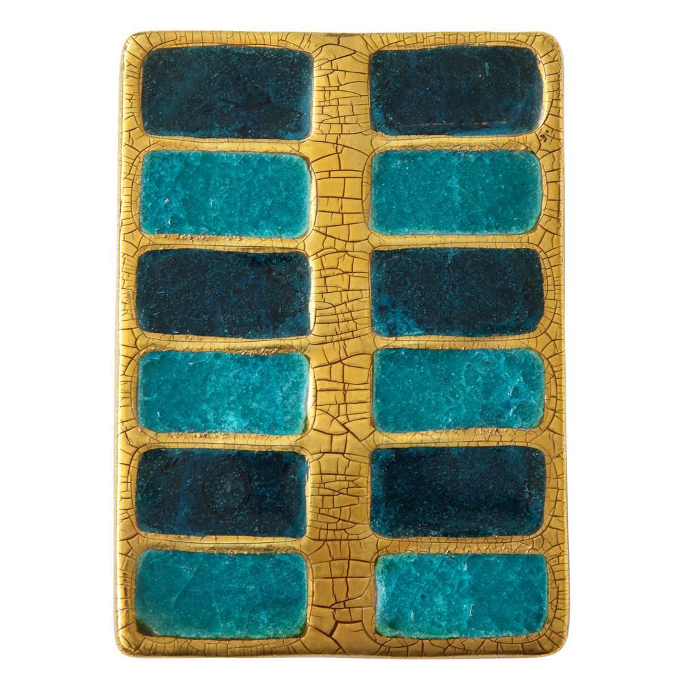 Boîte Mithé Espelt, céramique, verre fusionné or et bleu. Boîte à couvercle de petite taille dont le couvercle en céramique est décoré d'un périmètre en glaçure craquelée dorée et de carrés fondus en deux tons de bleu. Le fond est en bois peint en