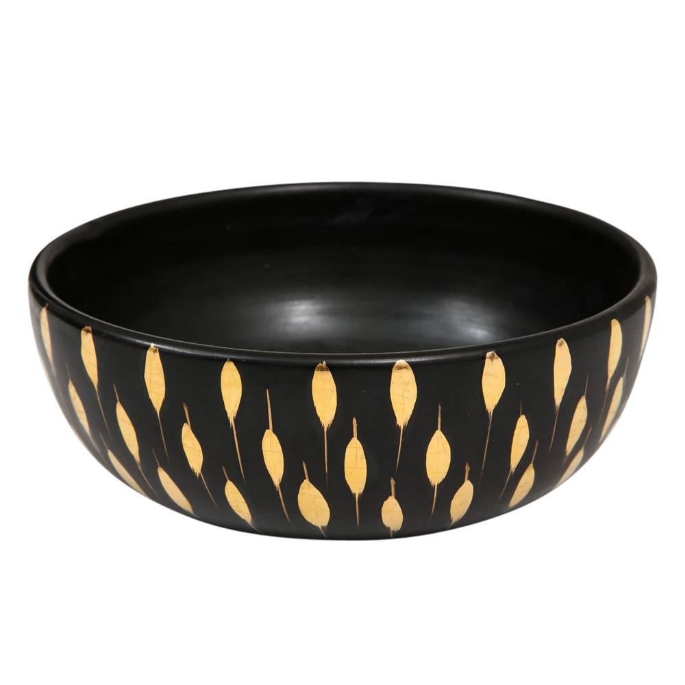Bitossi bowl, ceramic, matte black and gold, piume, signed. Small to medium scale low bowl with piume (feather) pattern in metallic gold glaze on matte black. Marked on underside of the bowl: 95/517 Italy.

 