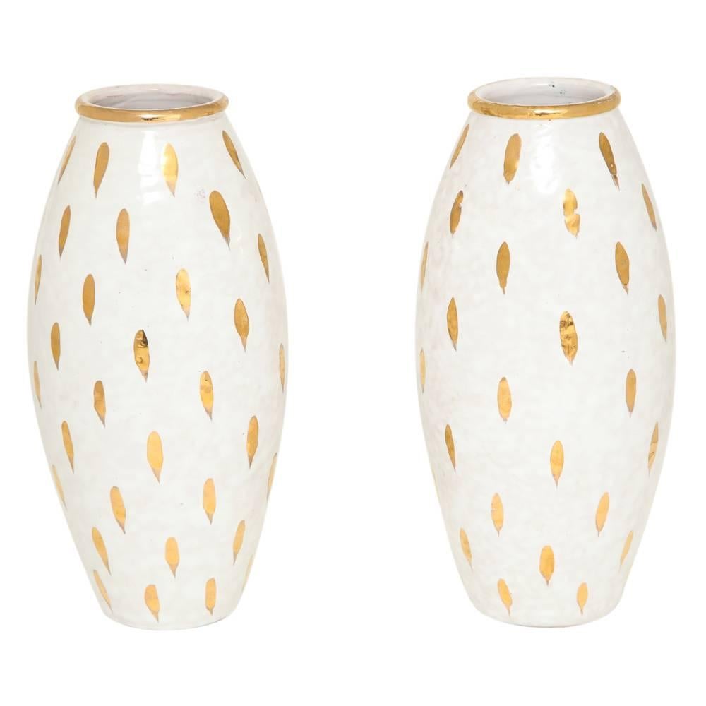 Bitossi ceramic vases pottery gold white piume feather signed, Italy, 1960s. Gold glazed banded mouth. Gold feather pattern over white glaze. Signed: Made in Italy on underside of each base.