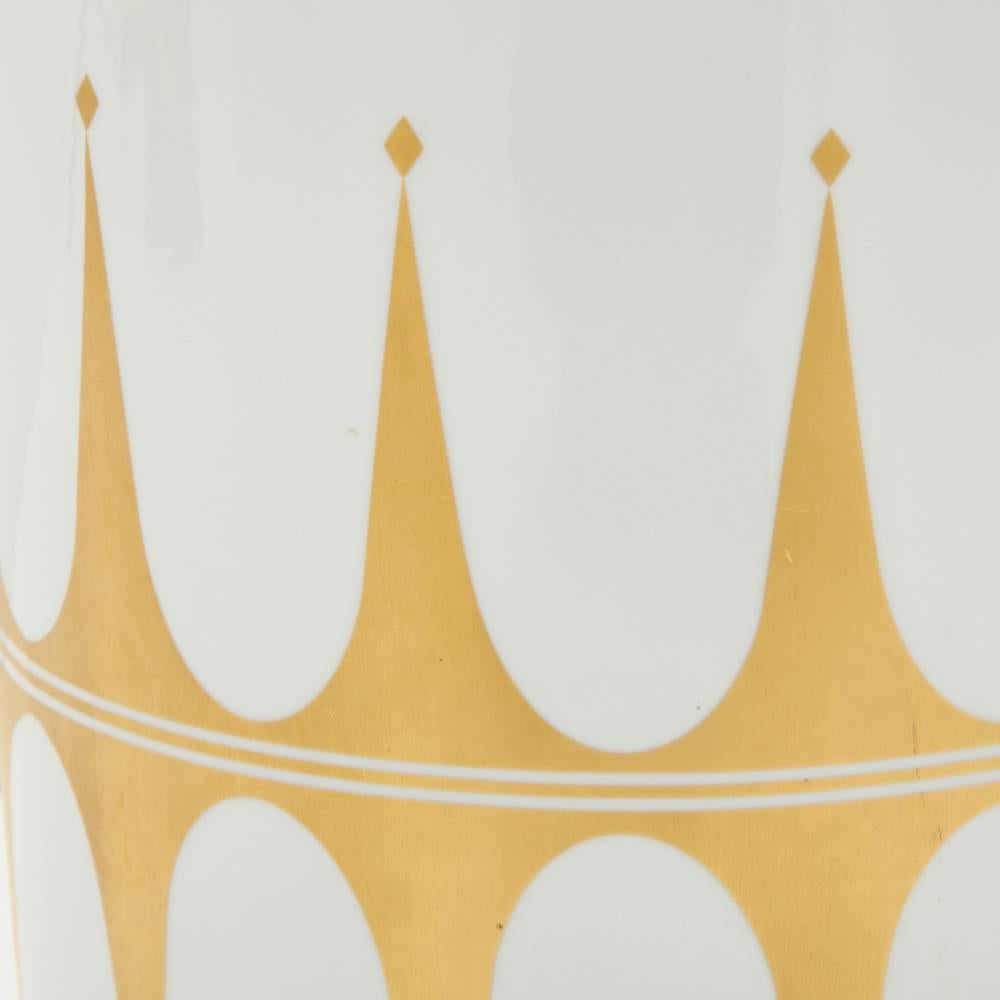 Hutschenreuther Vase, Porzellan, Weiß, Gold, signiert (Deutsch) im Angebot