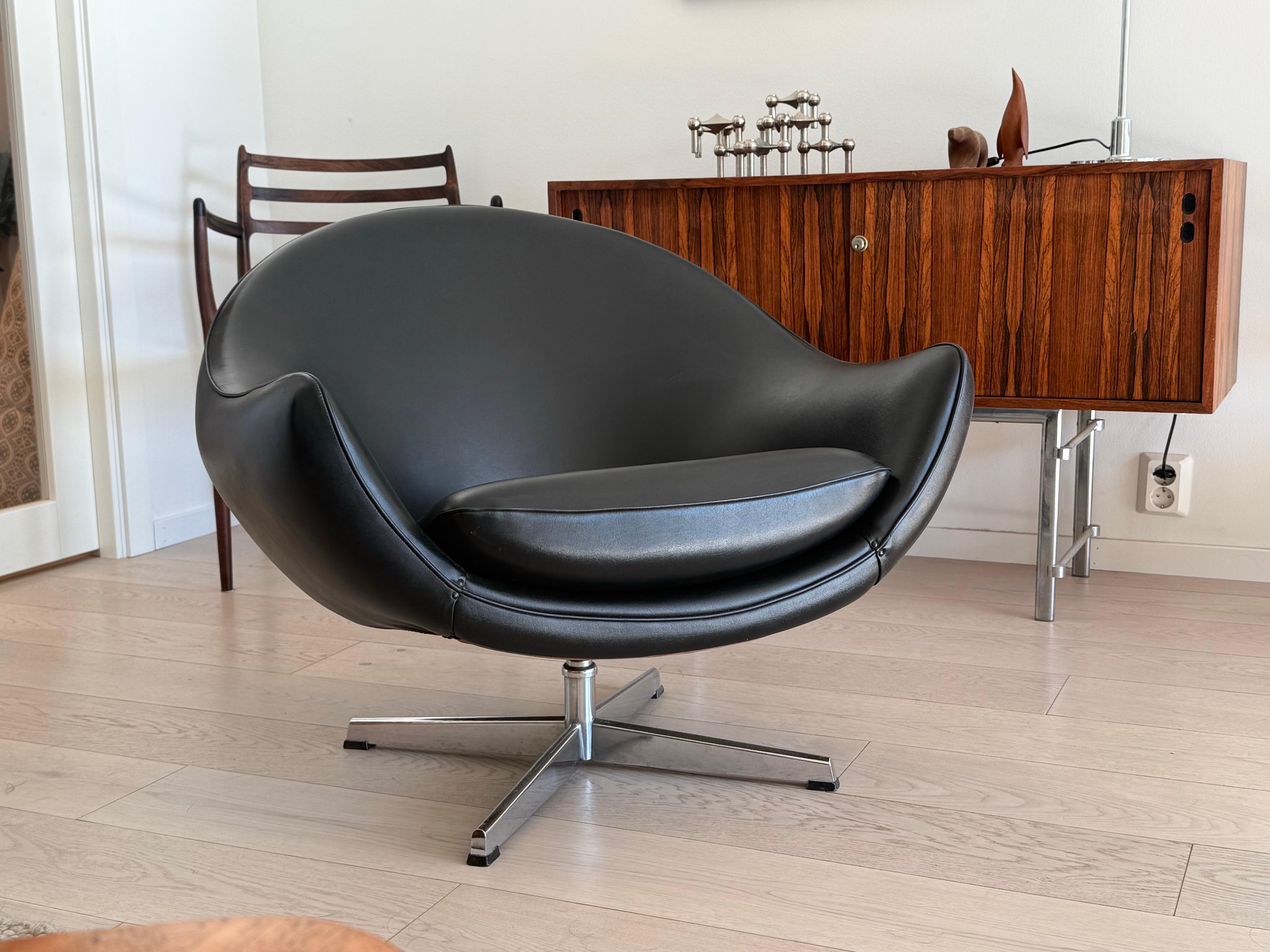 An amazing Mid- Century Modern swivel chair designed by Fredrik Kayser and produced at Vatne Lenestolfabrikk. Model 860.

Fredrik A. Kayser is a well-known furniture designer from the Scandinavian Design period of the mid-twentieth century. He was