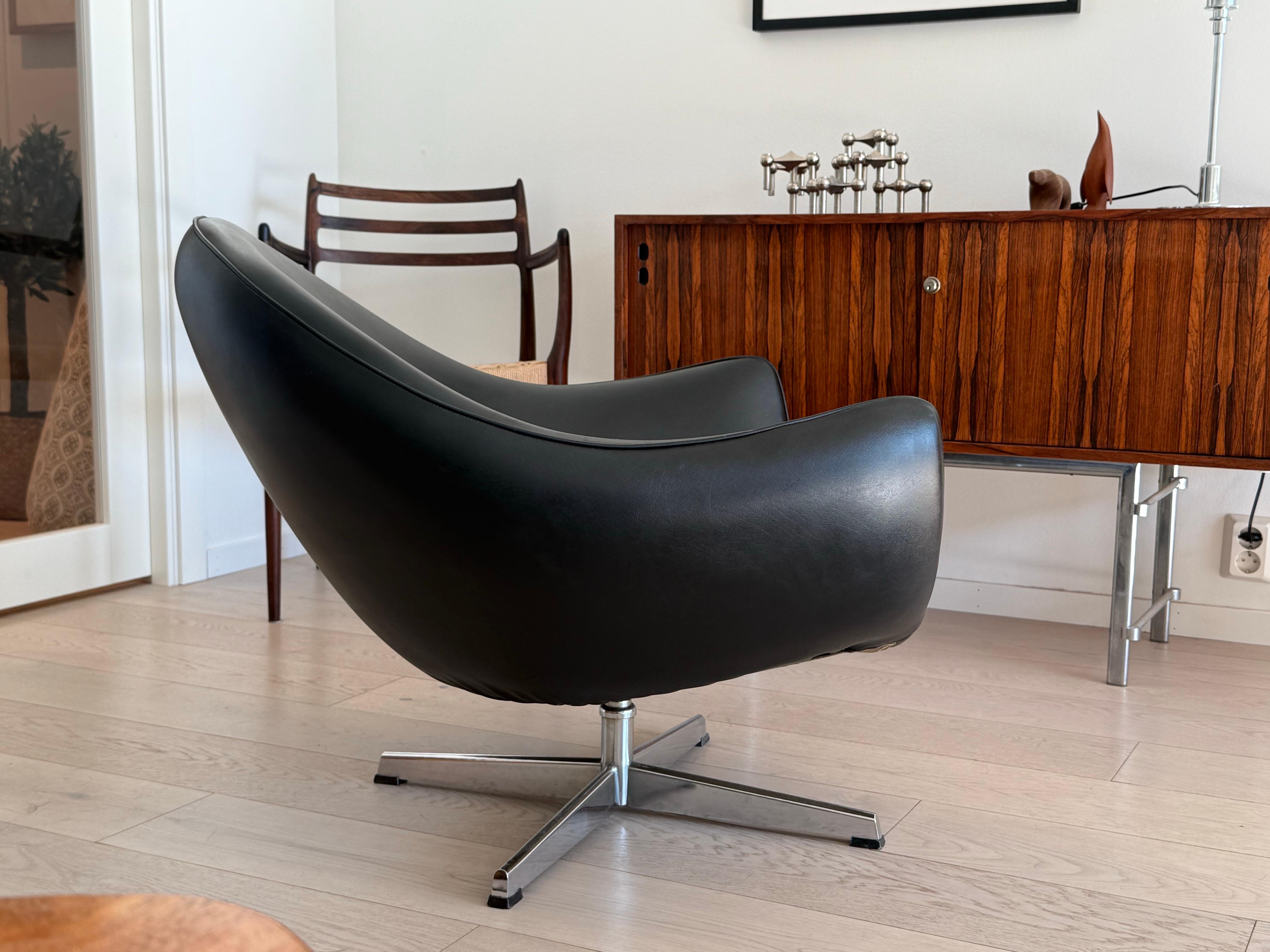 A Fredrik Kayser Scandinavian Moderne Lounge Chair, Norway 1960s 10