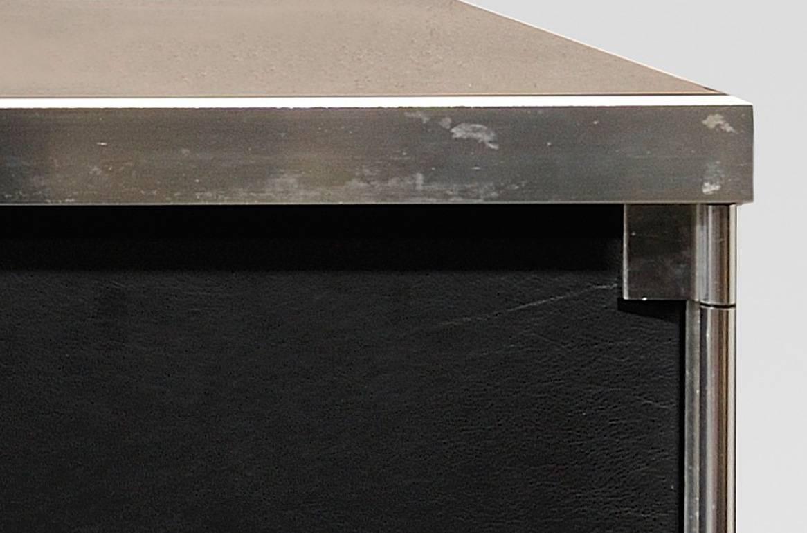 Important full buffet by Guido Faleschini designed for Hermès,

Italy,
circa 1970.

Three elements buffet (storage shelves and drawers).
Smoked glass doors and door covered with black leather.
Leather handles and metal.
Felt on