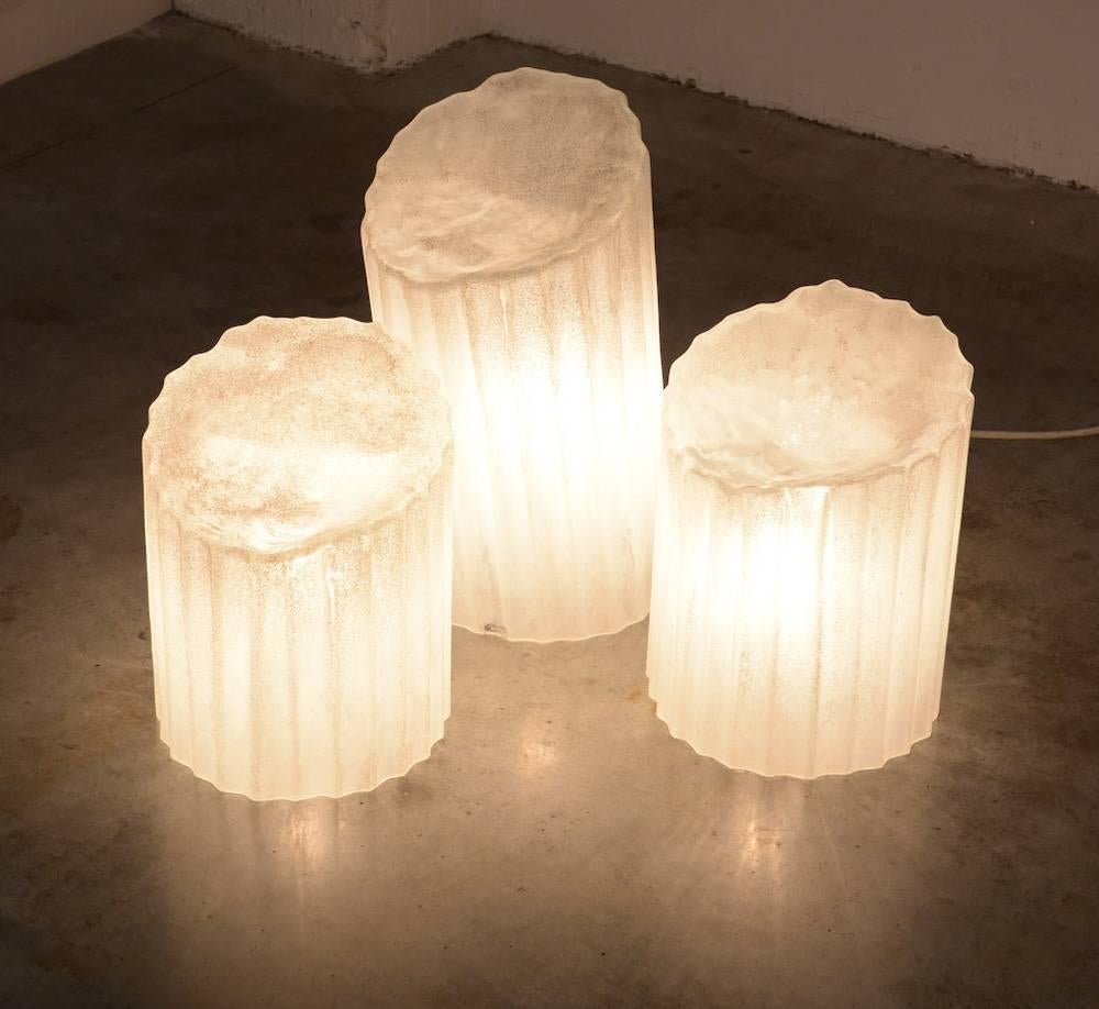 Set of three column lamps Seguso - Vetri Arte, 

circa 1980.

Murano glass.
Measures: H 13.7 in. (35 cm)-14.5 in. (37 cm)-20.4 in. (52 cm), W 10.6 in (27 cm), D 10.6 in. (27 cm).