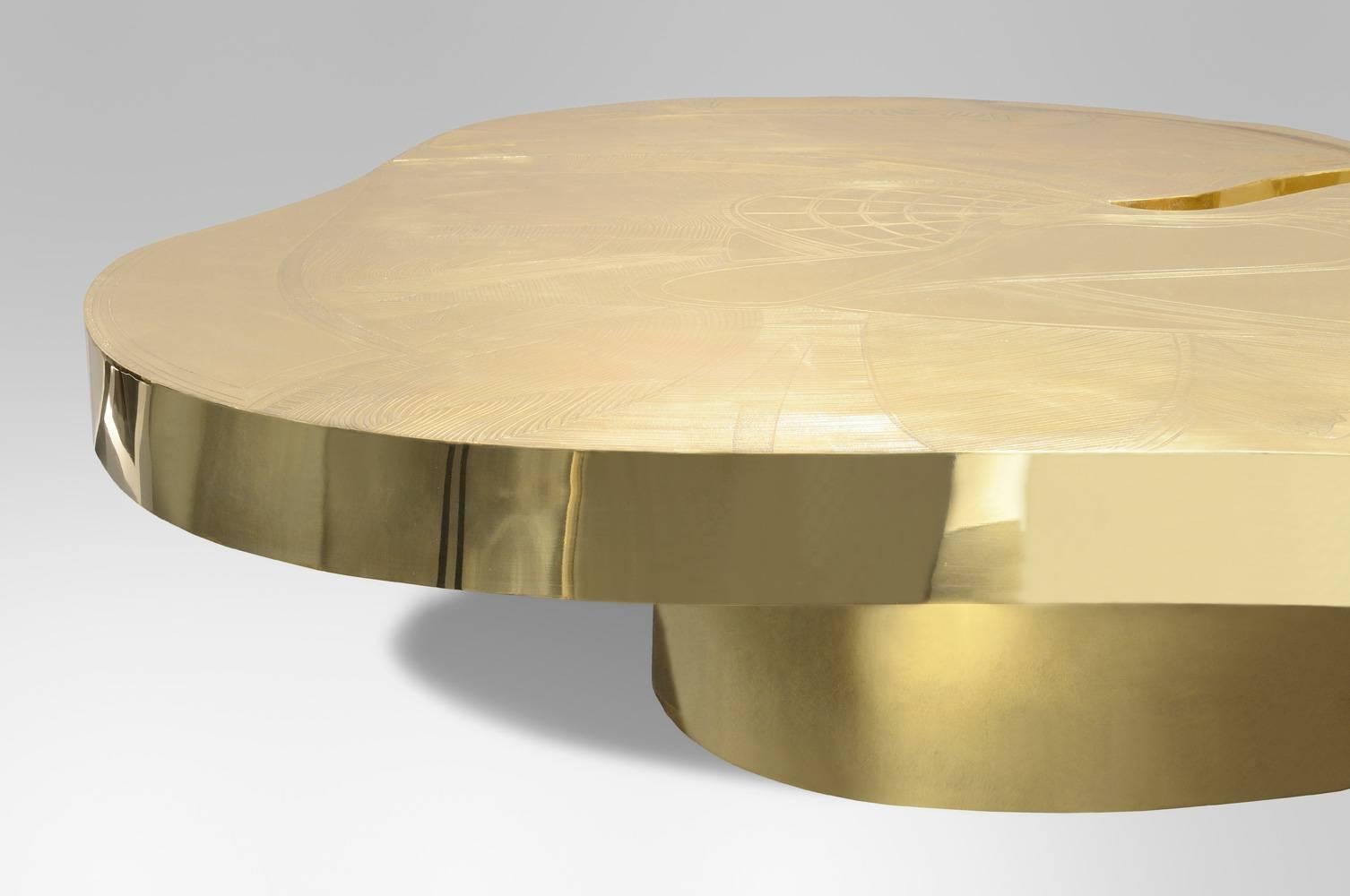 Exceptional coffee table by Armand Jonckers (born in Belgium in 1939),

1979.

Engraved brass.
Unique piece.
Signed Workshop Armand Jonckers and dated 1979.

Diameter 150 cm.