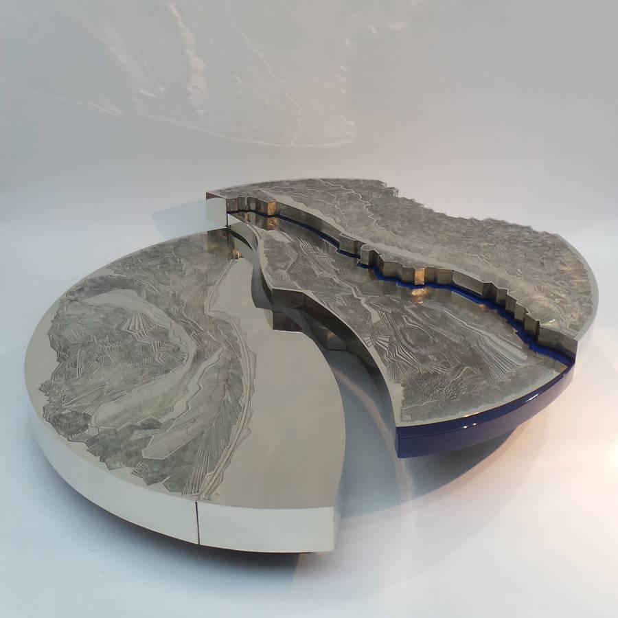 Armand Jonckers (Born in 1939, Belgium).

Spectacular coffee table Hexoèdre.

2015.

In two elements, two levels
Nickel silver and resin.
Unique piece.
Signed.

Diameter +/- 150cm, H. 21cm/33,7cm.