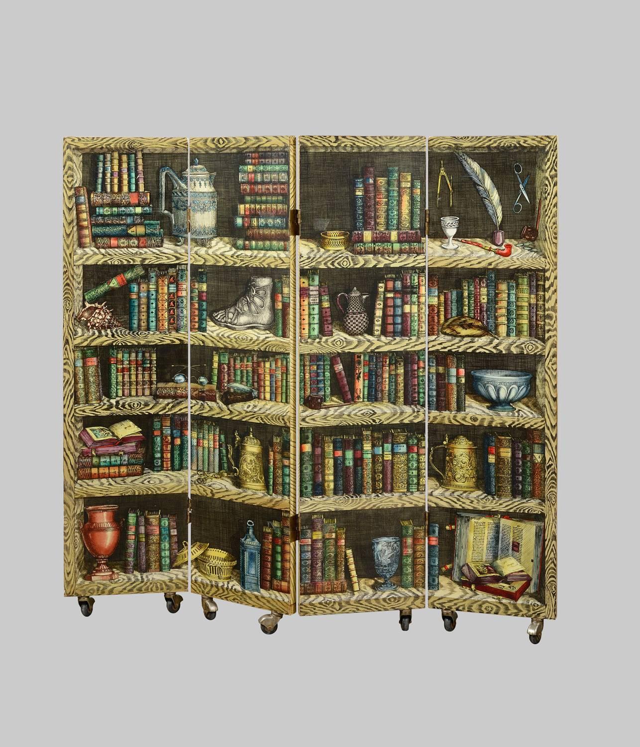 Screen by Piero Fornasetti, 1813-1988,

circa 1950.

Wooden structure of four panels.
Lithographed decoration double face on one side representing a composition musical instruments and on the other a library of books.
Mobile on