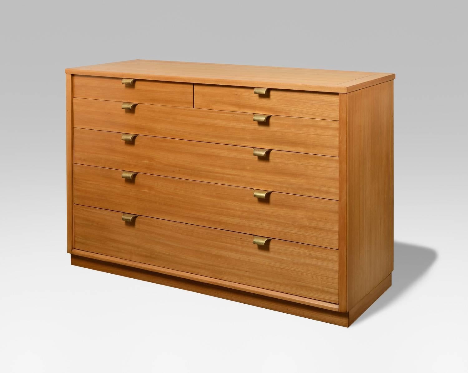 Elegant pair of chest of drawers by Ed. Wormley (USA, 1907-1995),
1950s,
for Drexel Manufactory.
Solid satinwood.
Brass pulls.
Six drawers in front.
Measures: H 83 cm, L 122 cm, P 48 cm.

In good condition, fully restored.