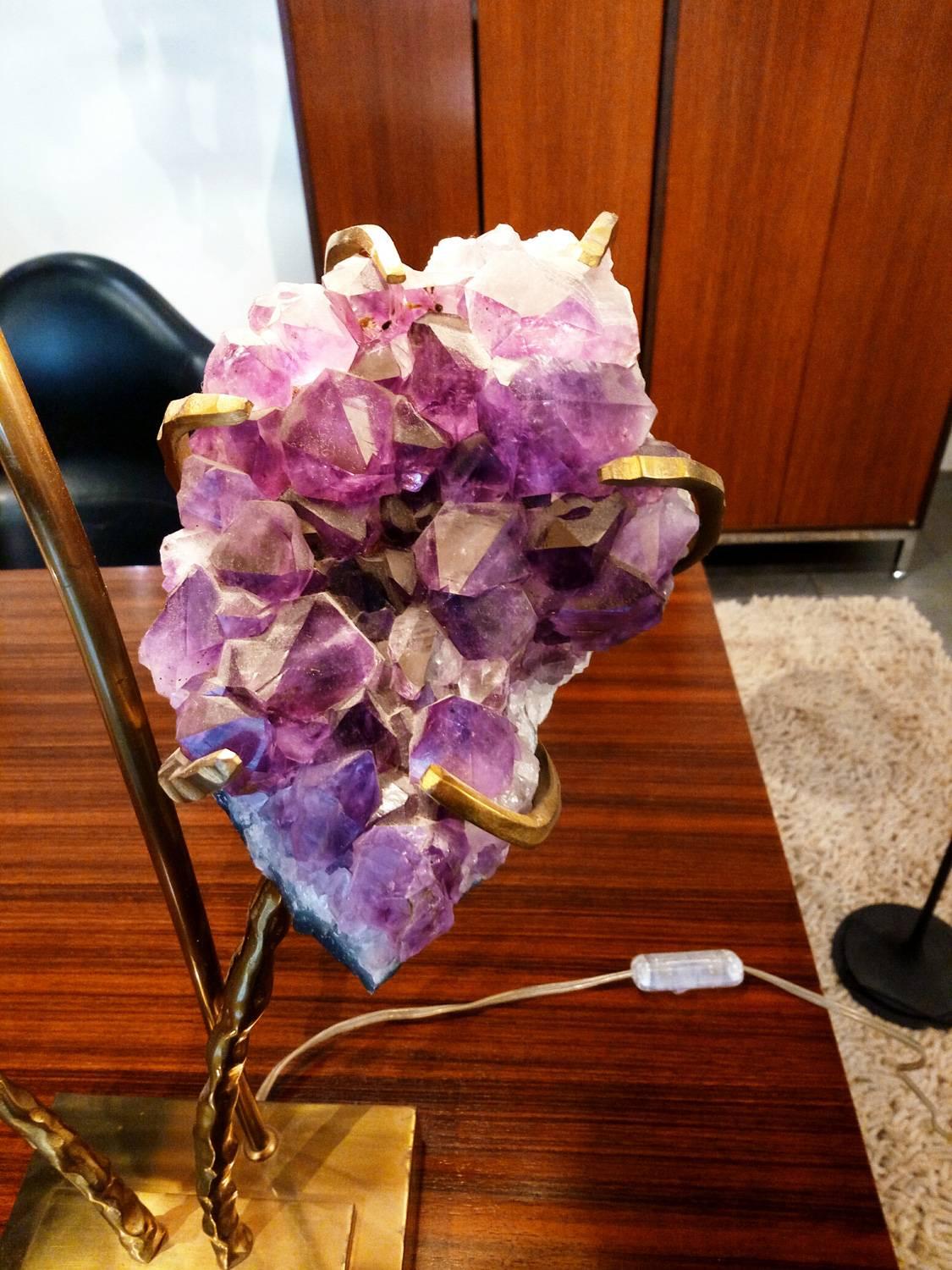 Elegant lamp by Willy Daro (XX Italy),
circa 1960.
Polished gilt bronze.
Amethyst and rock crystal,
signed on the base.
Measures: 81 x 40 cm.