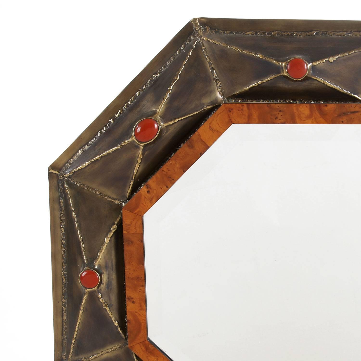 Beveled corners mirror by Jacques Duval-Brasseur (born in 1934),
circa 1970.
Patinated brass and bronze, wood veneer and cabochons,
signed.
Measures: 77 x 79 cm.