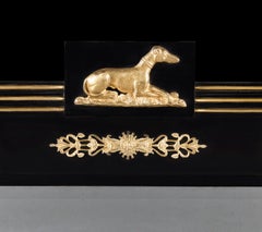Ein ebonisierter Regency-Spiegel aus dem 19. Jahrhundert zur Anbringung über dem Kamin mit einem Windhund aus Messing