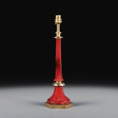 Une superbe lampe à huile du XIXe siècle, de l'époque de Guillaume IV, en verre taillé à l'agate rouge et en laiton