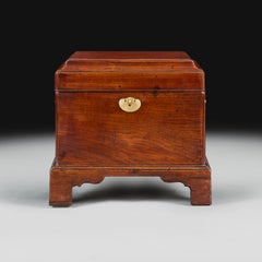 Eine quadratische Kellertruhe aus Holz aus der Zeit Georgs III. aus der Mitte des 18. Jahrhunderts