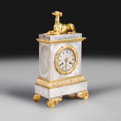 Un orologio da caminetto in argento e bronzo dorato del periodo Impero francese, risalente all’inizio del XIX secolo