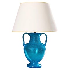 Un vase amphore en verre bleu français du XXe siècle transformé en lampe