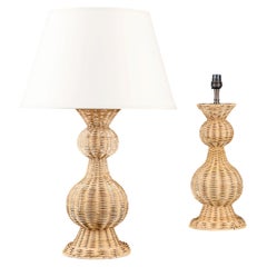 Une paire de lampes contemporaines en rotin tressé, inspirées des vases à col d'ail de Delft