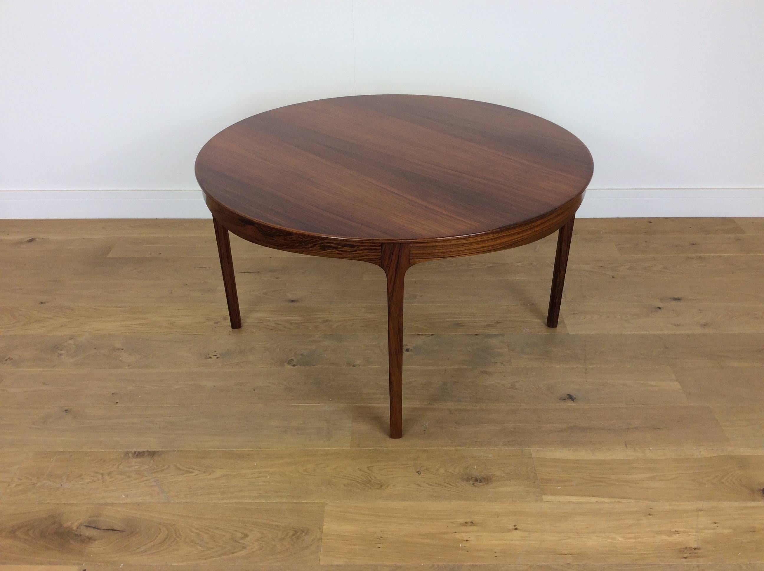 Mid-Century Modern Design rosewood sofa table.
Beautiful Brazilian rosewood table with curved skirt, Designed by Ole Wanscher