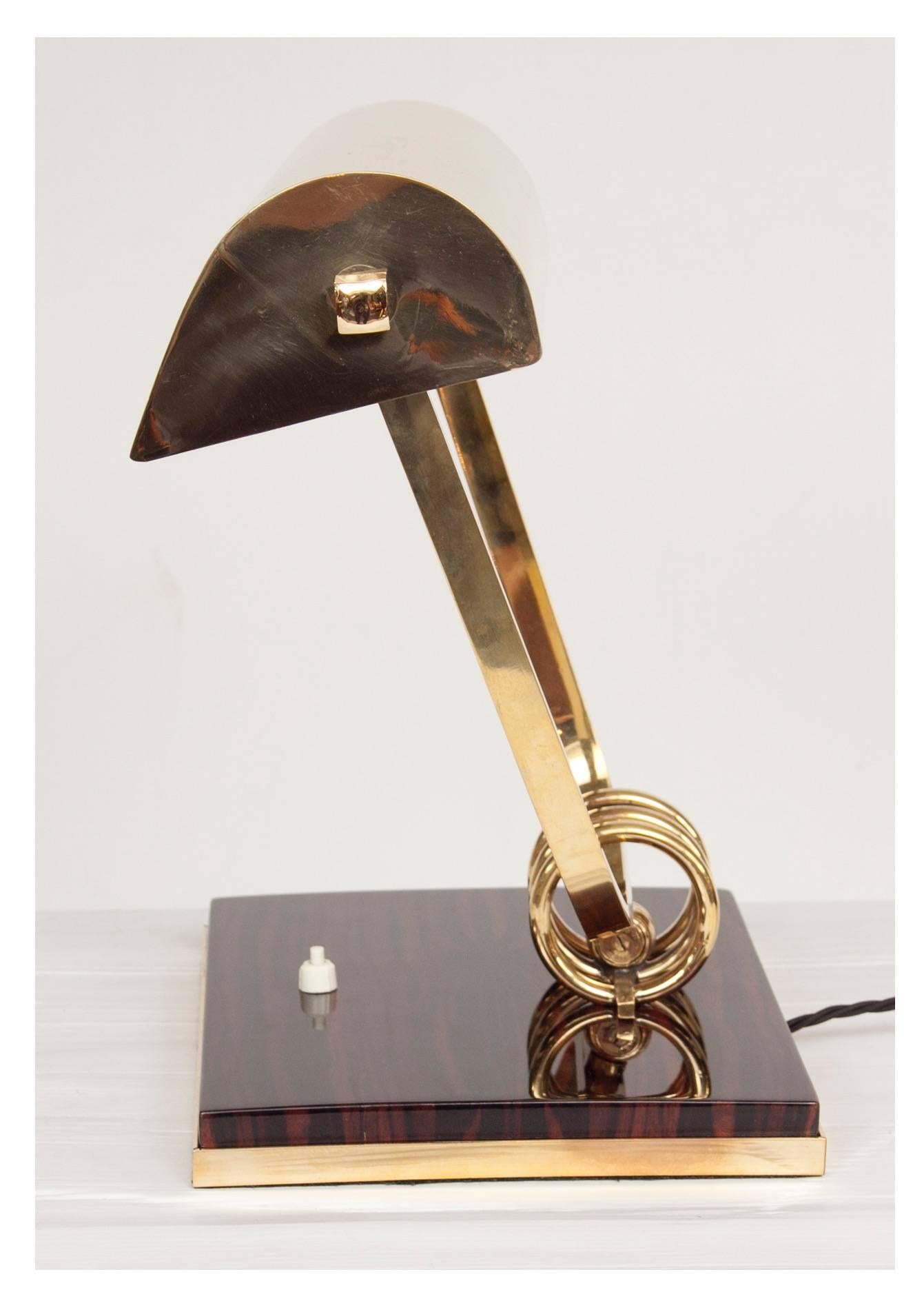 Art Deco desk lamp.
A fine Art Deco desk lamp, exceptional quality, finished in Macassar and polished brass.
Measures: H 32cm, W 26cm, D 21cm
USA, circa 1930.