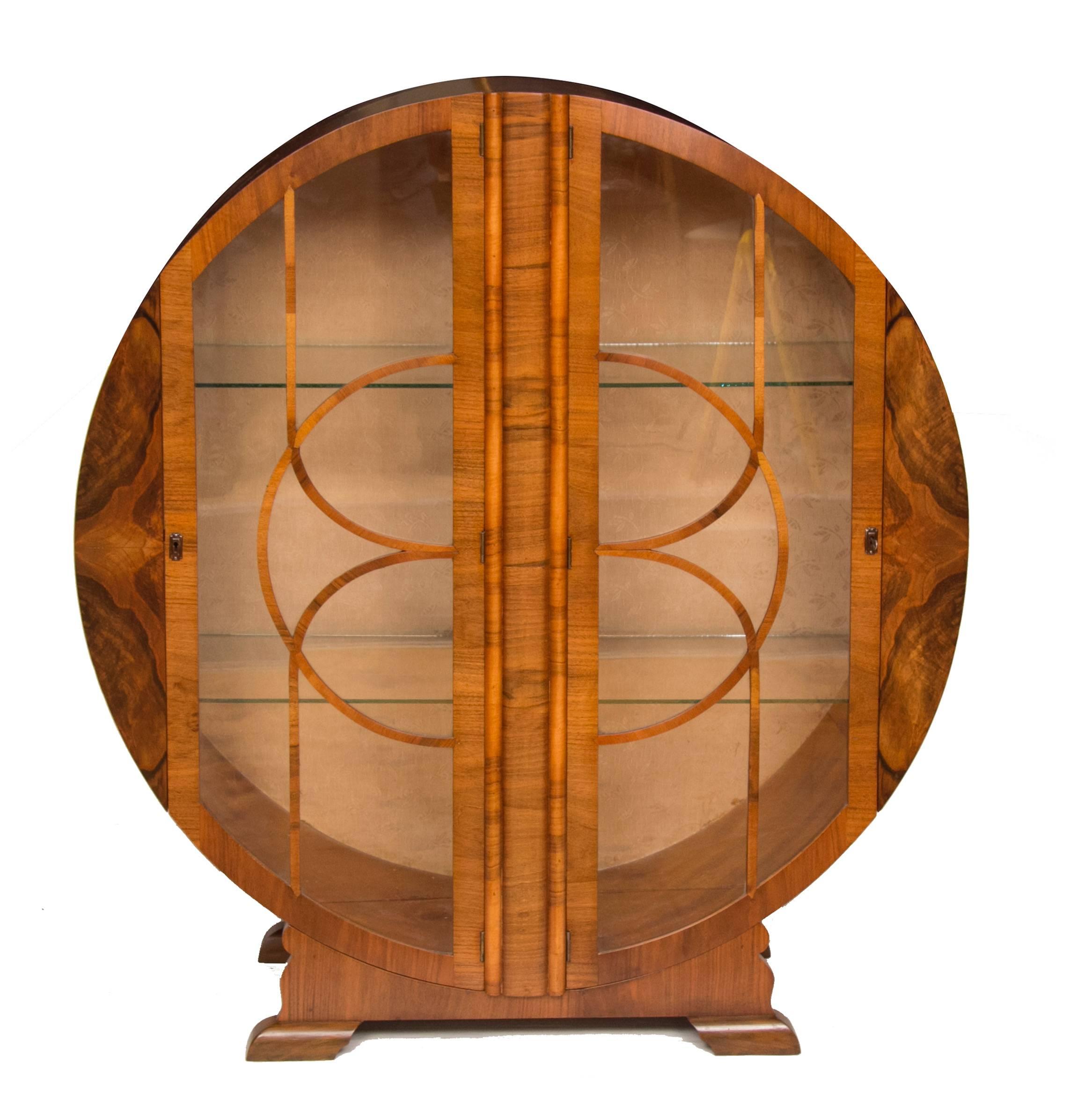 Art Deco round display cabinet.
Beautiful Art Deco circular display cabinet in a stunning figured walnut.
Measure: 123 cm H, 114 cm W, 34 cm D
British, circa 1930.