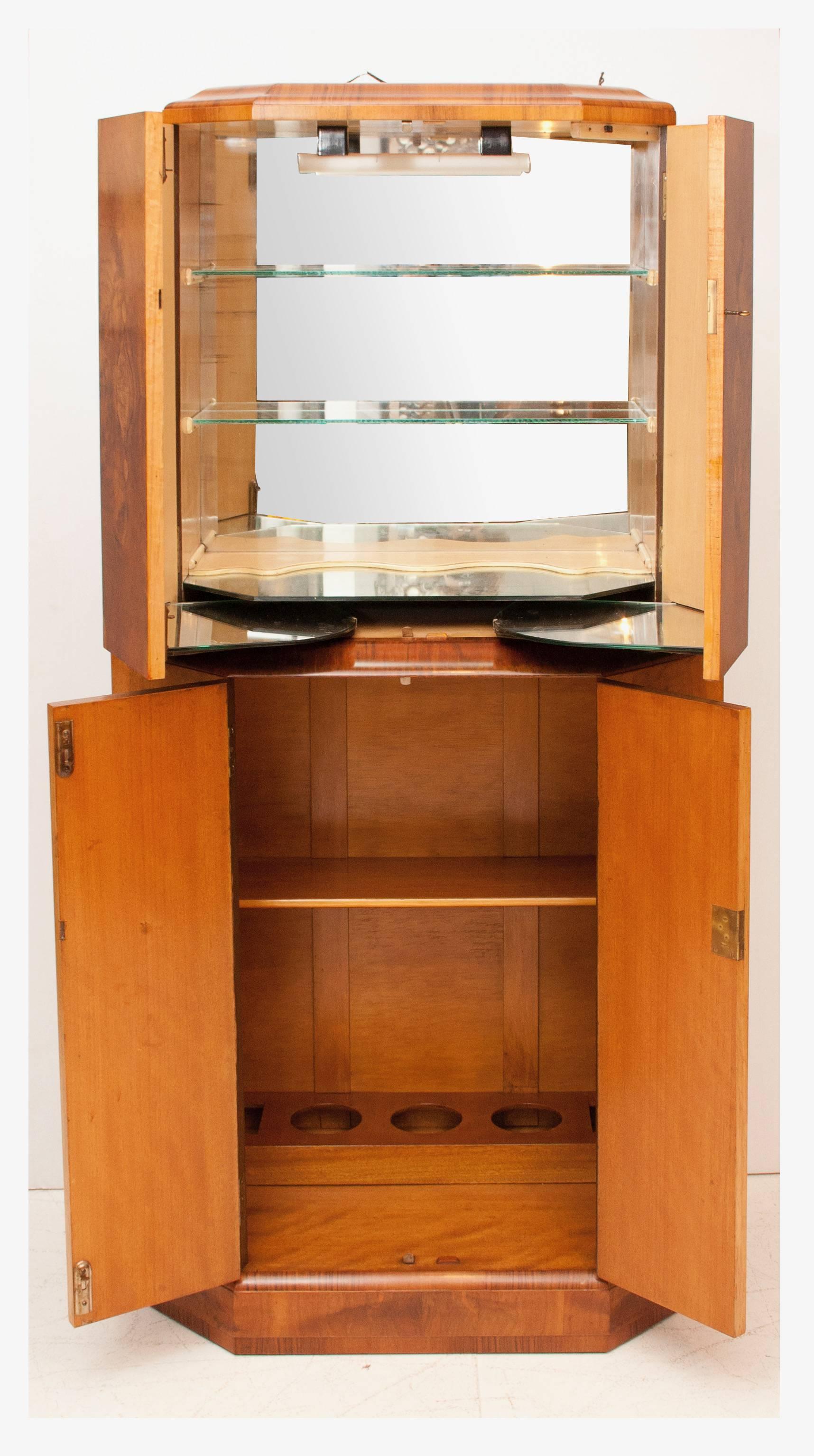 Art Deco cocktail bar
Art Deco cocktail cabinet in a beautiful figured walnut.
The top section opens to reveal mirrored interior, the lower section shelved and fitted for bottle storage.
Measure: 166 cm H, 80 cm W, 44 cm D
British, circa 1930.