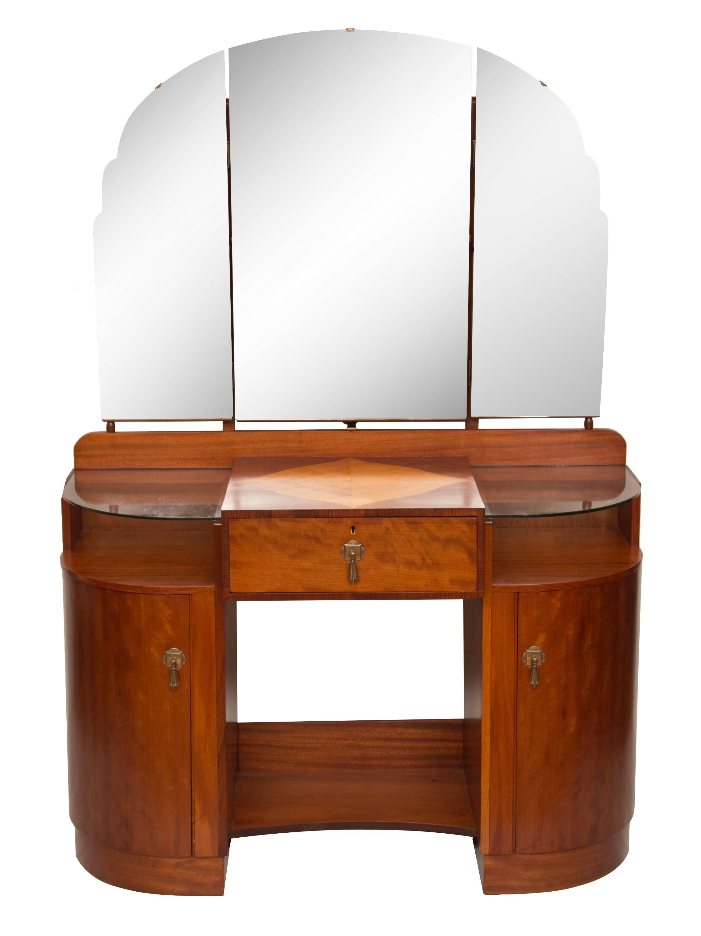 Art Deco dressing table.
Art Deco dressing table by Maple & Co., very fine quality in beautiful satin walnut with satin maple detail, bronze handles.
British, circa 1930
Measures: 77.5 cm H at the front, 114 cm W 49 cm D 161 cm H to the top of