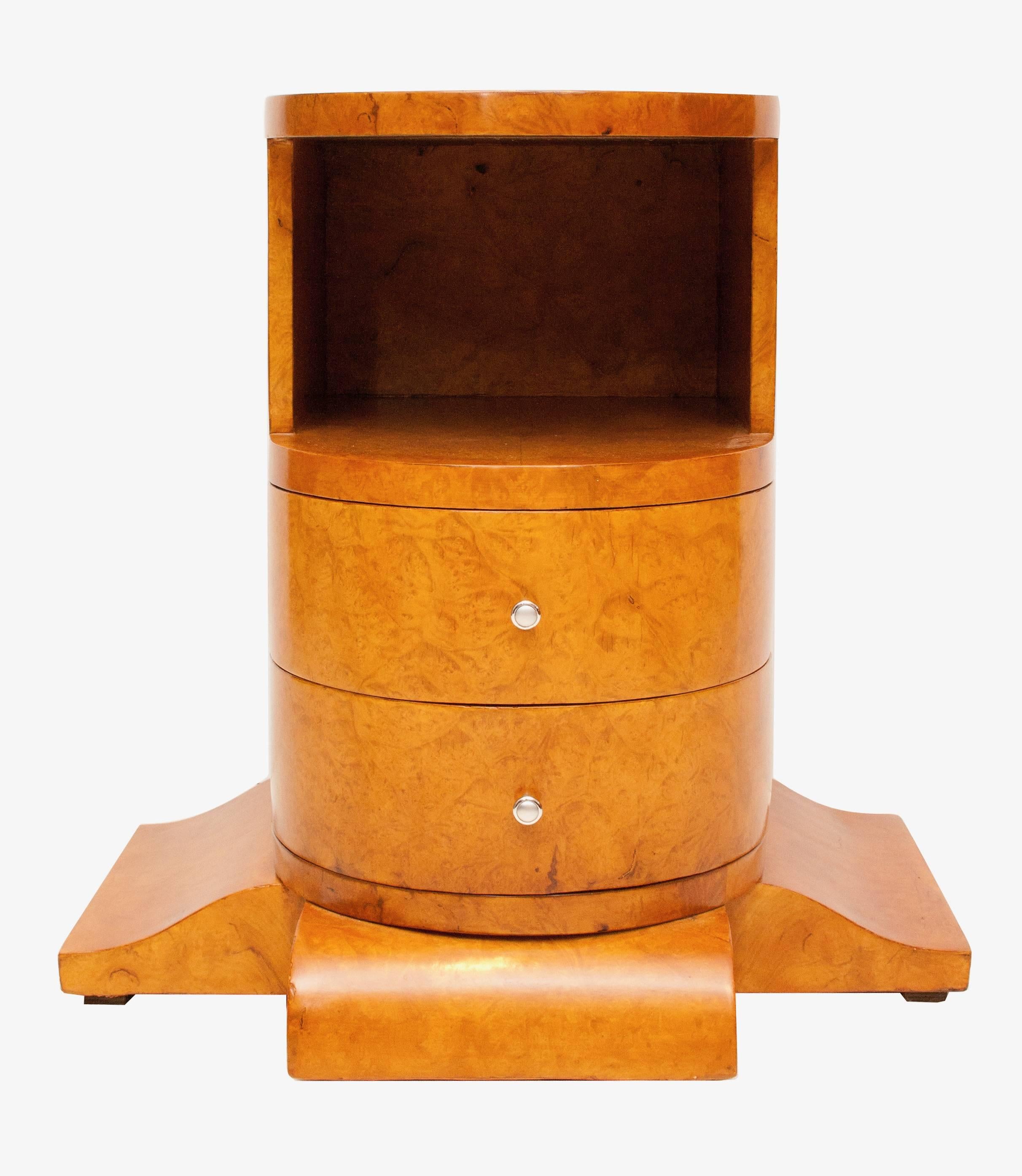 Art Deco bedside cabinet.
Art Deco side table in bird’s-eye maple.
Measures: 67.5 cm W at the base 52 cm D at the base 67 cm H
the top is 49 cm D and 37.5 cm W.