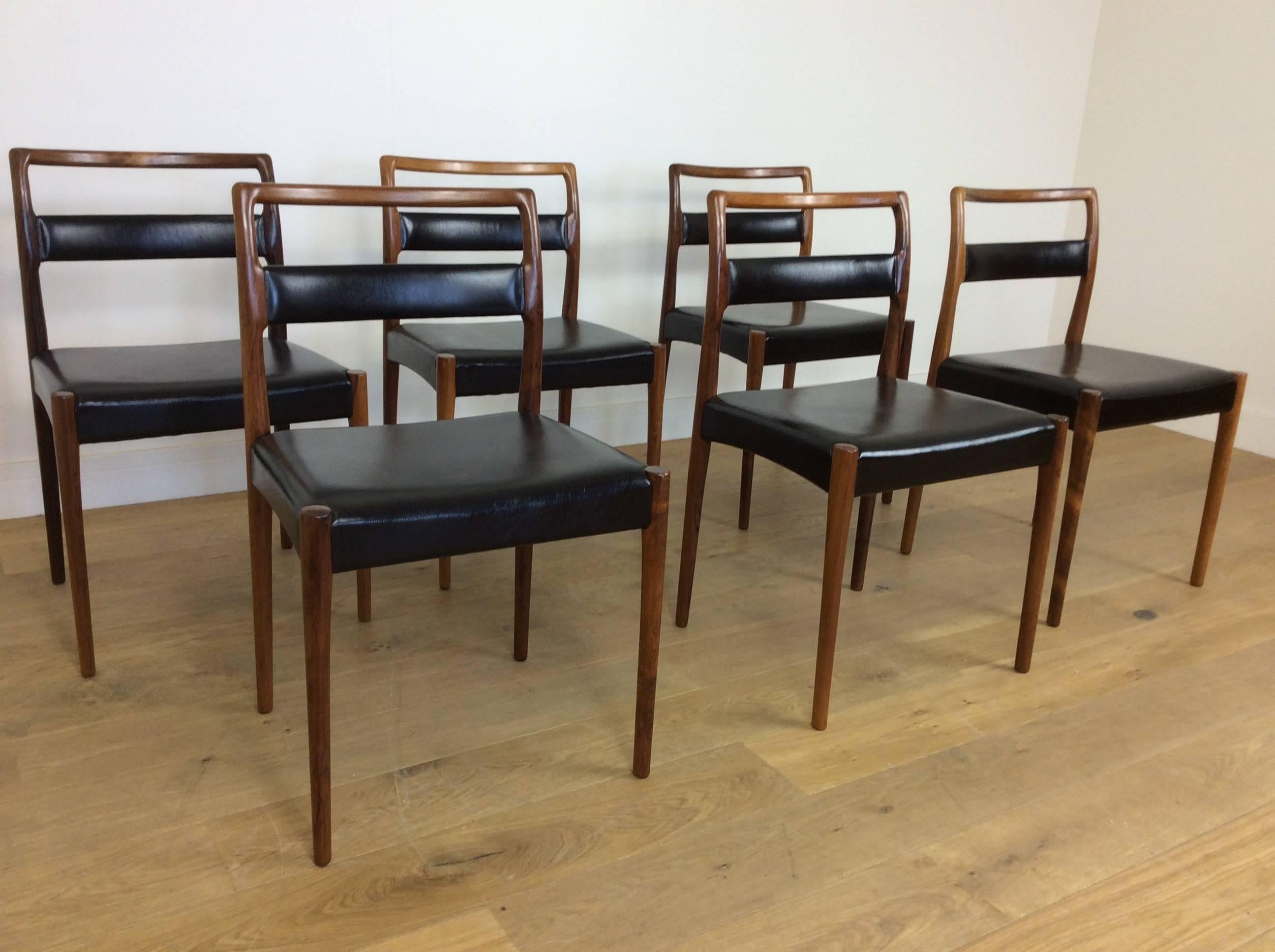 Midcentury rosewood dining table and six chairs.
Beautiful rosewood extendable dining table with six rosewood and vinyl chairs.
Measures: Table 73 cm H, 150 cm W, 105 cm D each leaf is 50 cm
Chairs 80 cm H, 49 cm W, 43 cm D
Danish, circa 1960.