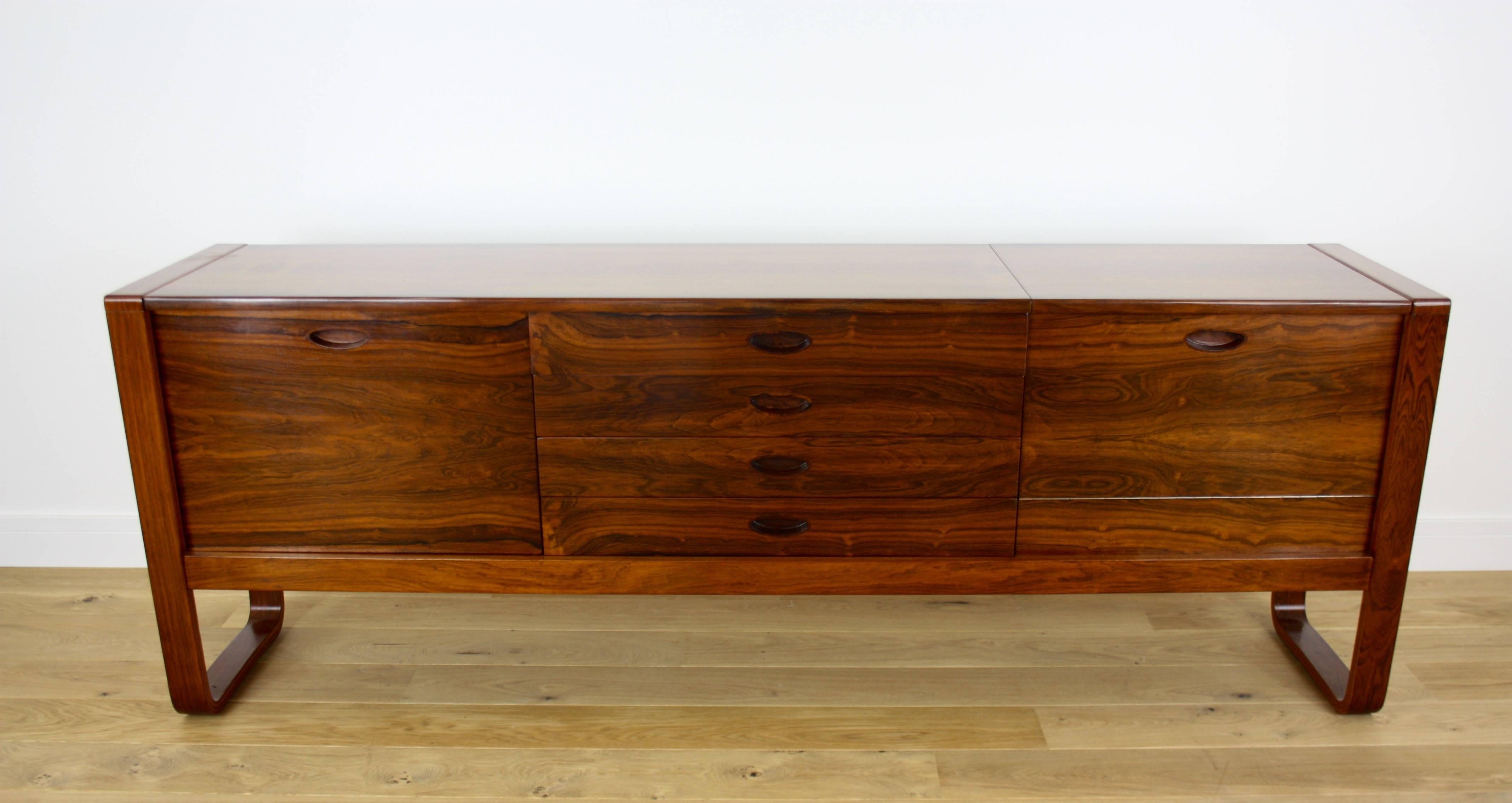 Mid-20th century design rosewood sideboard credenza.
A rare sideboard credenza with bentwood legs in beautifully grained rosewood by Gunther Hoffstead for Uniflex. 
Measure: 77 cm H 213 cm W 51 cm D,
British, circa 1950.