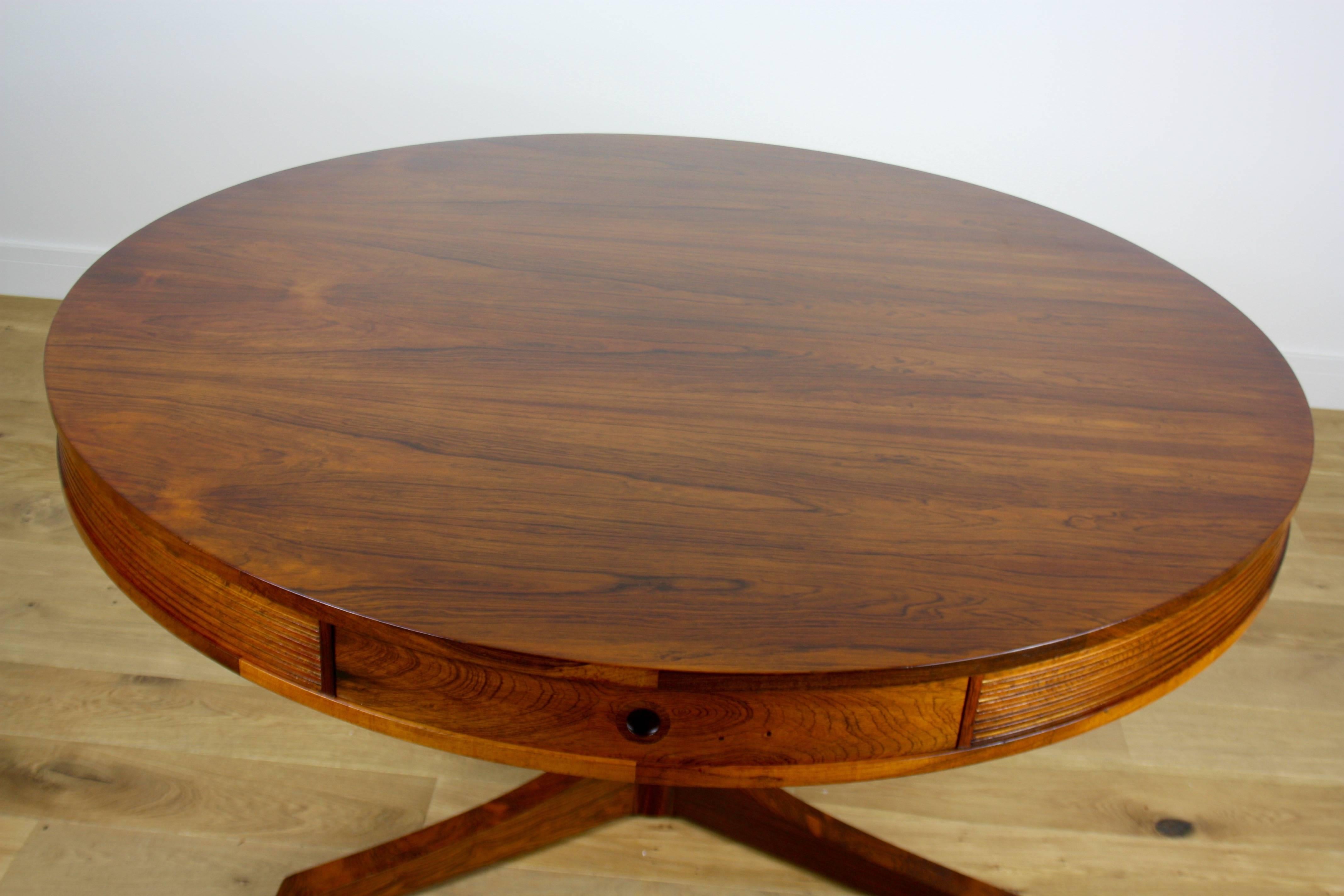 Mid-Century Modern design dining table.
Mid-20th century modern design rosewood drum table.
Beautiful rosewood drum table designed by Robert Heritage for Archie Shine.
Reeded frieze with four drawers.
There are two sizes for these table and this