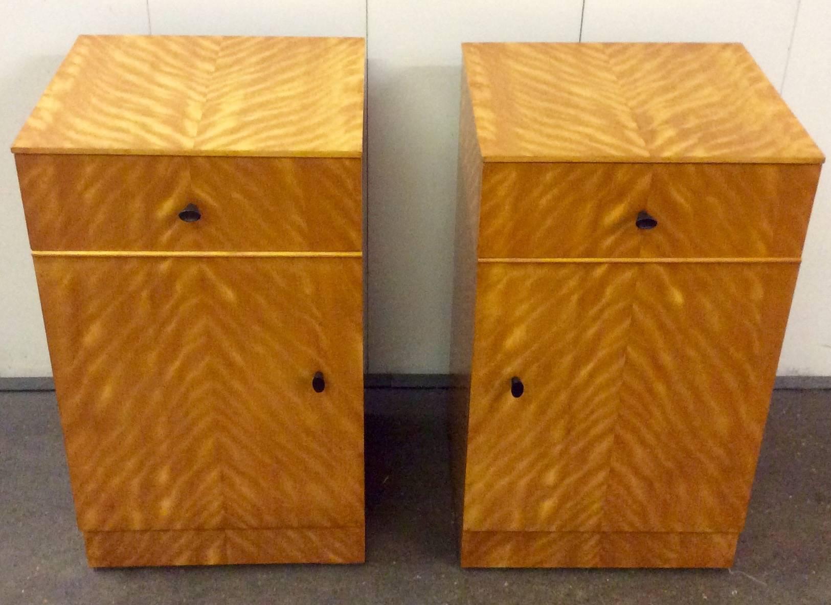 A pair of Art Deco satin birch bedside cabinets.
Measures: HWD 65 x 38.5 x 36.5 cm.
French, circa 1930.