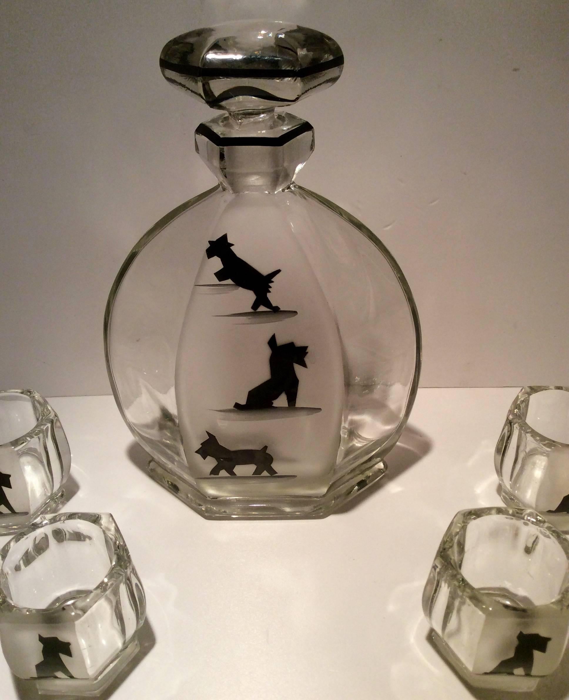 Awesome Art Deco liqueur set with Scottie dog decoration.
Faceted glass with the front panel frosted and a black Scottie dog decoration.
Dimensions: The decanter is 20 cm H, 14 cm W, 6 cm D.
The six glasses are 5 cm H, 5 cm W and 5 cm D.
French,