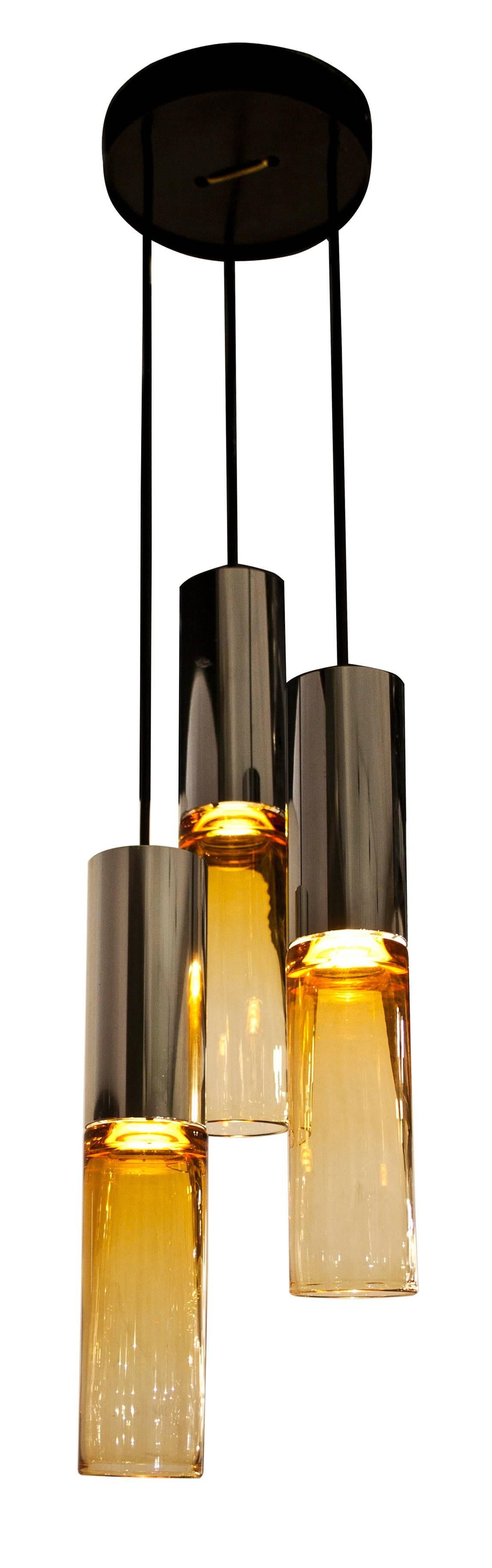 Mid-20th century design.
Three-tier pendant light with amber glass shades by James Powell for Whitefriers glass.
Measures: H W D 93 cm, 22 cm, 22 cm.
British, circa 1960.