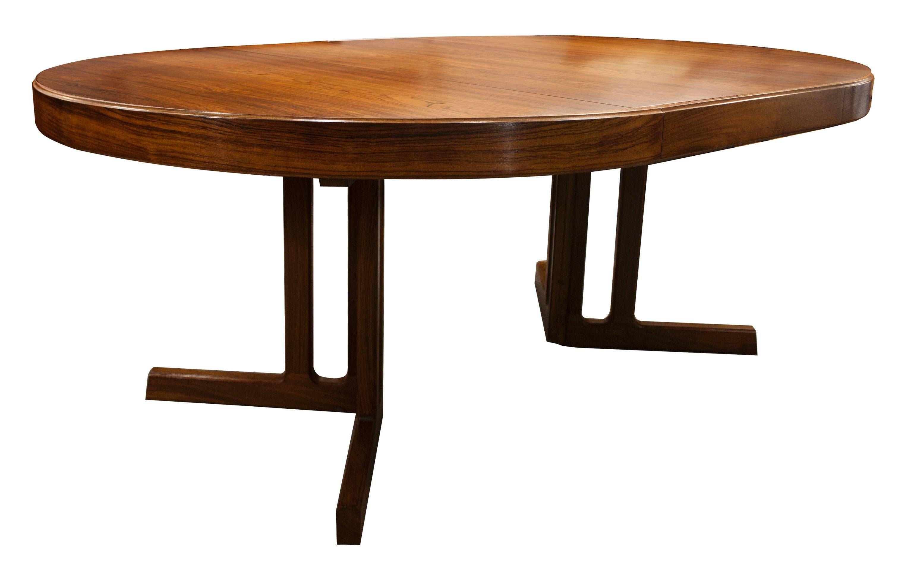 Mid-20th century modern design rosewood extendable dining table.
Rosewood extendable dining table raised on boomerang legs, has one leaf for extending,
Danish, circa 1960.
Measures: H 73 cm, W 128-190 cm, D 128 cm.