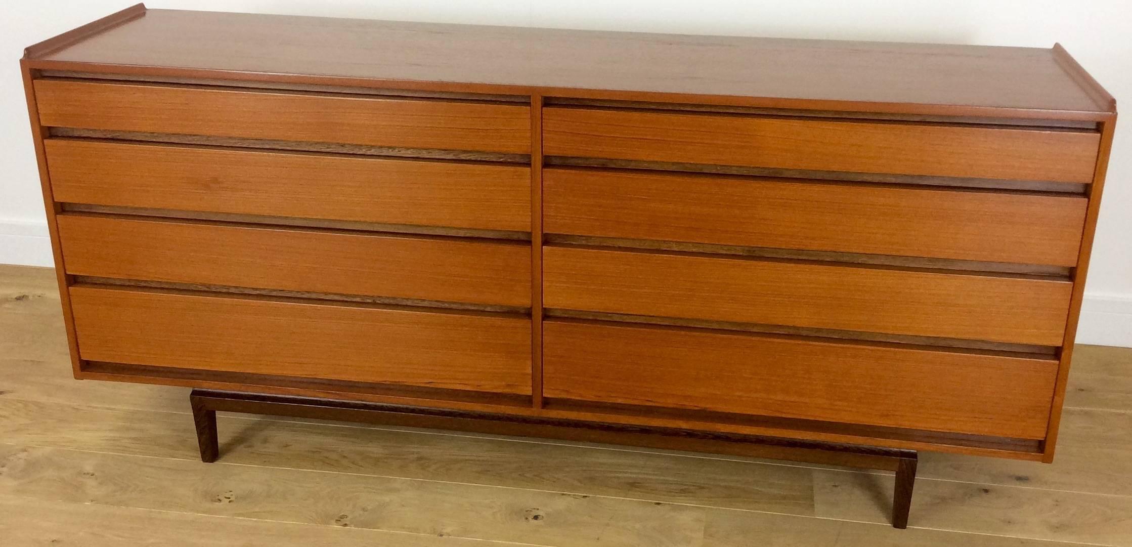 Mid-Century Modern design chest of drawers.
A beautifully crafted mid-20th century design chest of drawers, finished in fine teak and royal ebony.
Designed By IB Kofod Larsen for FM Fredericia.
Measures: 79.5-80 cm H, 169 cm W, 45 cm D.
Danish,