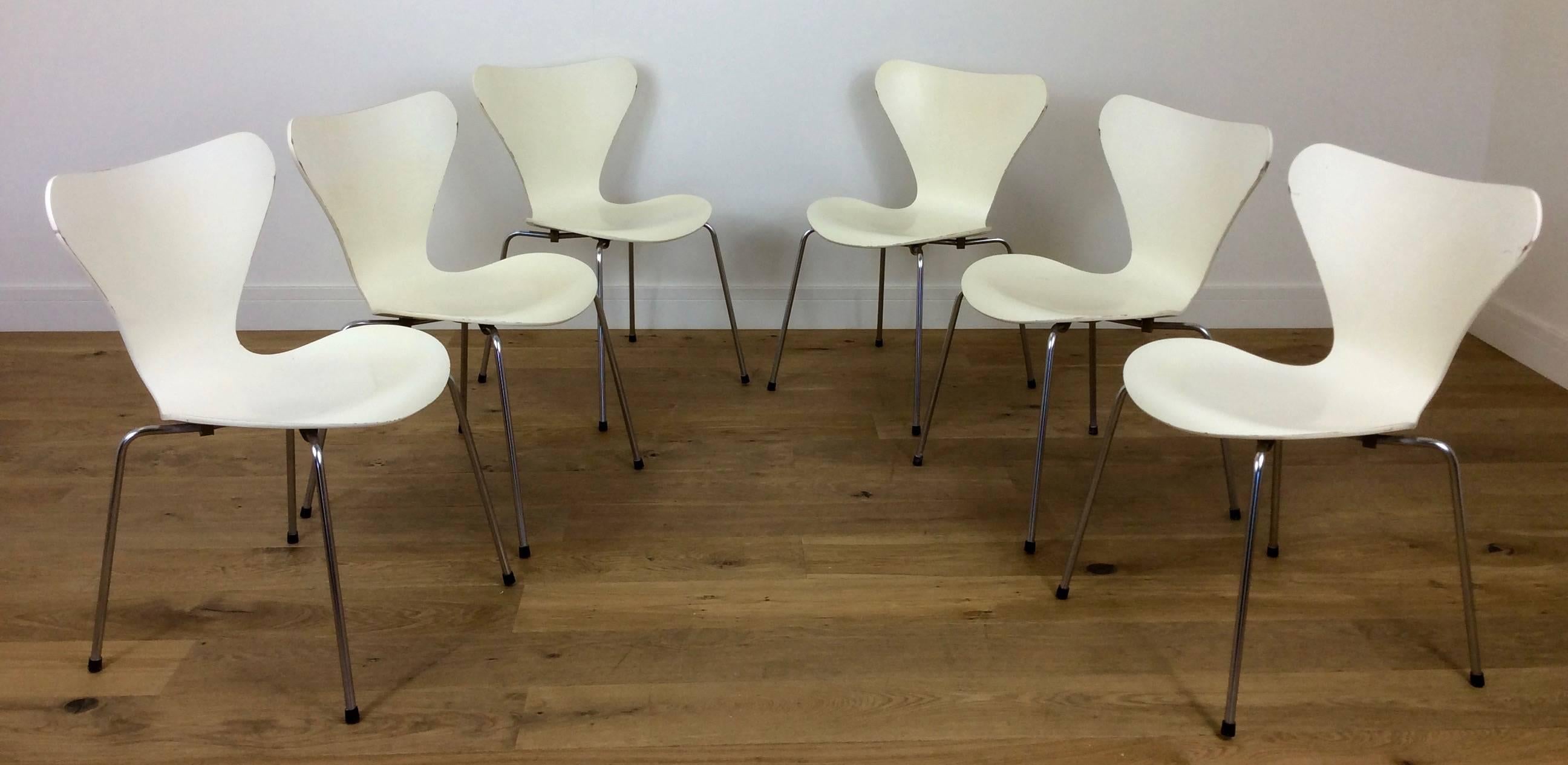 Super elliptical table designed by Piet Hein, Bruno Mathsson and Arne Jacobsen for Fritz Hansen.
The table in white laminate with aluminium edge.
Measures: 71 cm H, 180 cm W, 120 cm D.
The six chairs designed by Arne Jacobsen for Fritz
