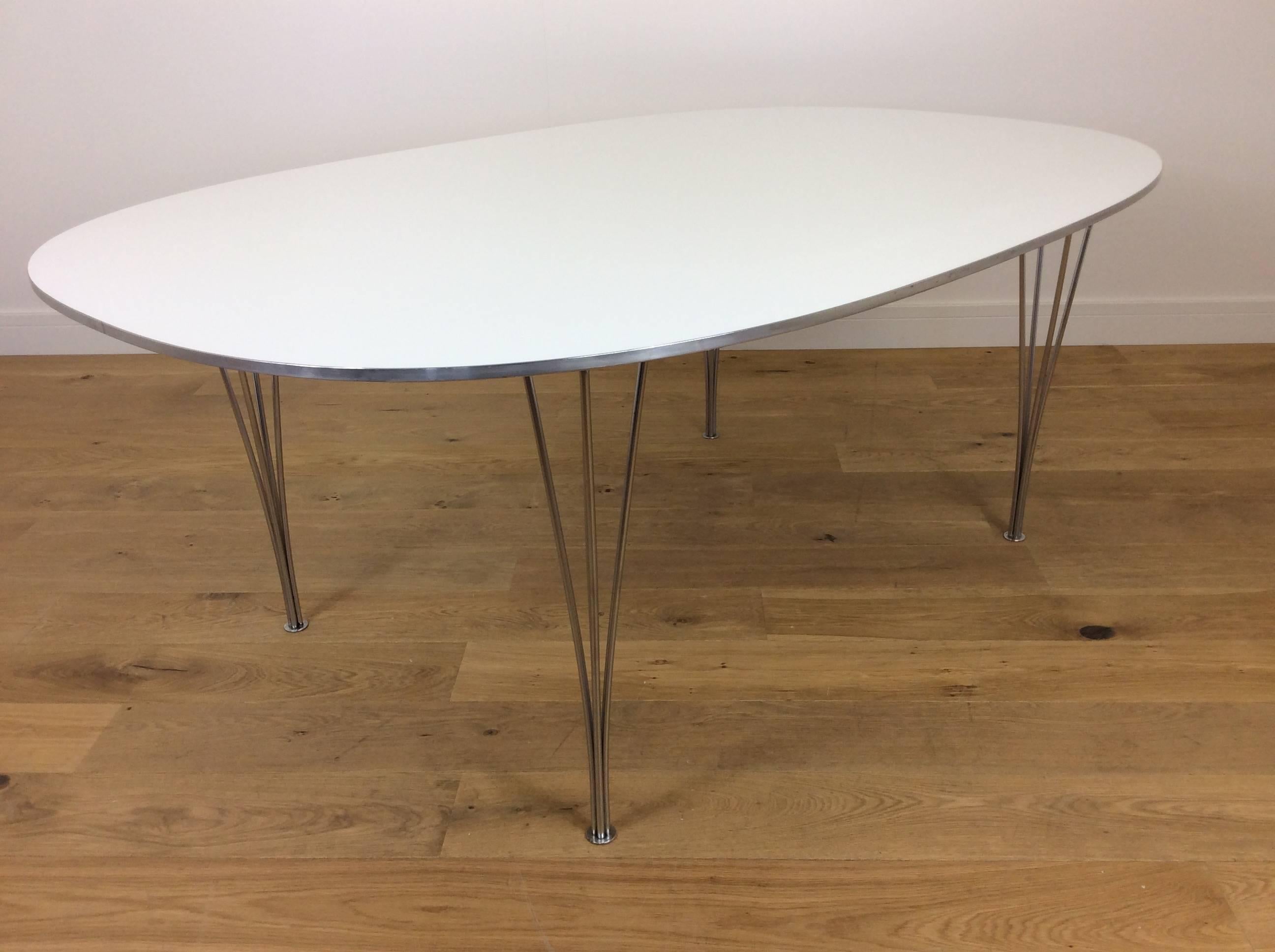 Fritz Hansen Dining Table and Chairs by Arne Jacobsen In Good Condition For Sale In London, GB