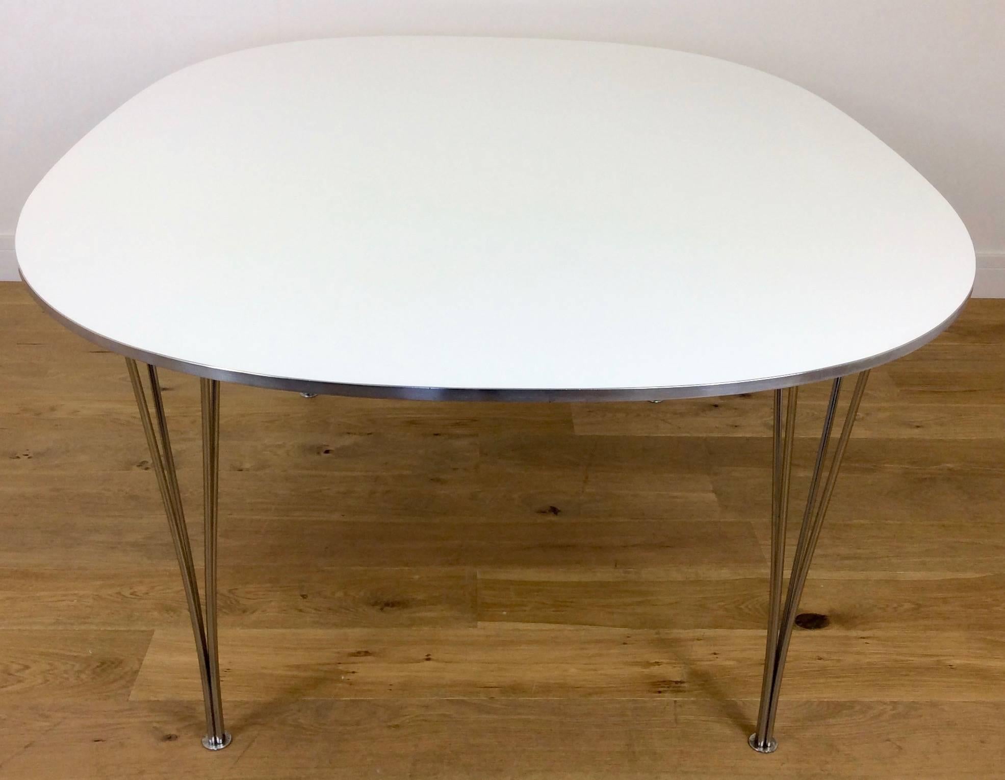 20th Century Fritz Hansen Dining Table and Chairs by Arne Jacobsen For Sale