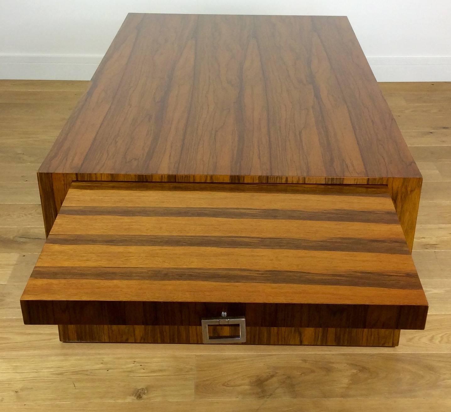 Mid-20th century modern design rosewood table.
This stunning large rosewood low extendable table has pull-out shelves either side, beautiful Brazilian rosewood,
Danish, circa 1960.
H 48.5- W 148- D 86.5 cm each pull-out shelf is 44.5.