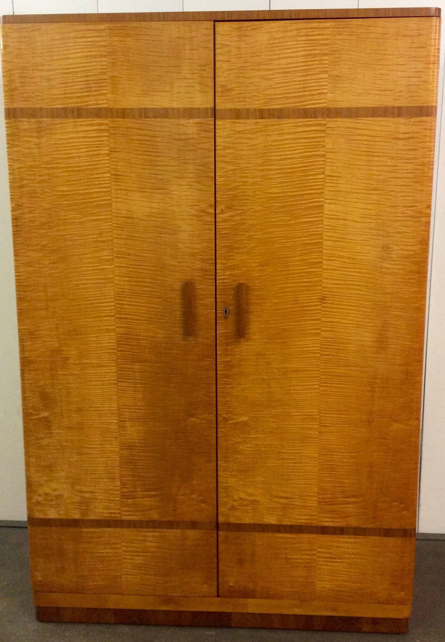 Beautiful Art Deco wardrobe, satin maple with walnut banding.
Measures: 187 cm H, 122 cm W, 53 cm D.
British, circa 1930.