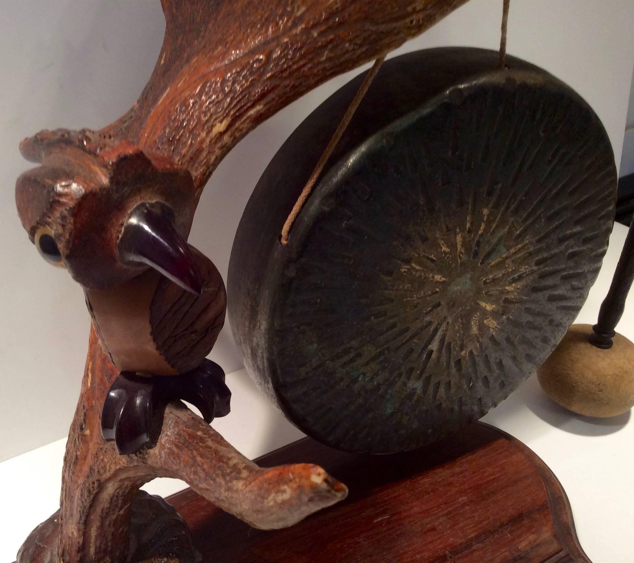 Very rare YZ for Dunhill nut bird dinner gong.
The nut bird perched on an antler shaped wood, the dinner gong is heavy brass, the beak and feet are deep cherry phenolic bakelite.
Measures: 44 cm H, 46 cm W, 14 cm D
British, circa 1930.