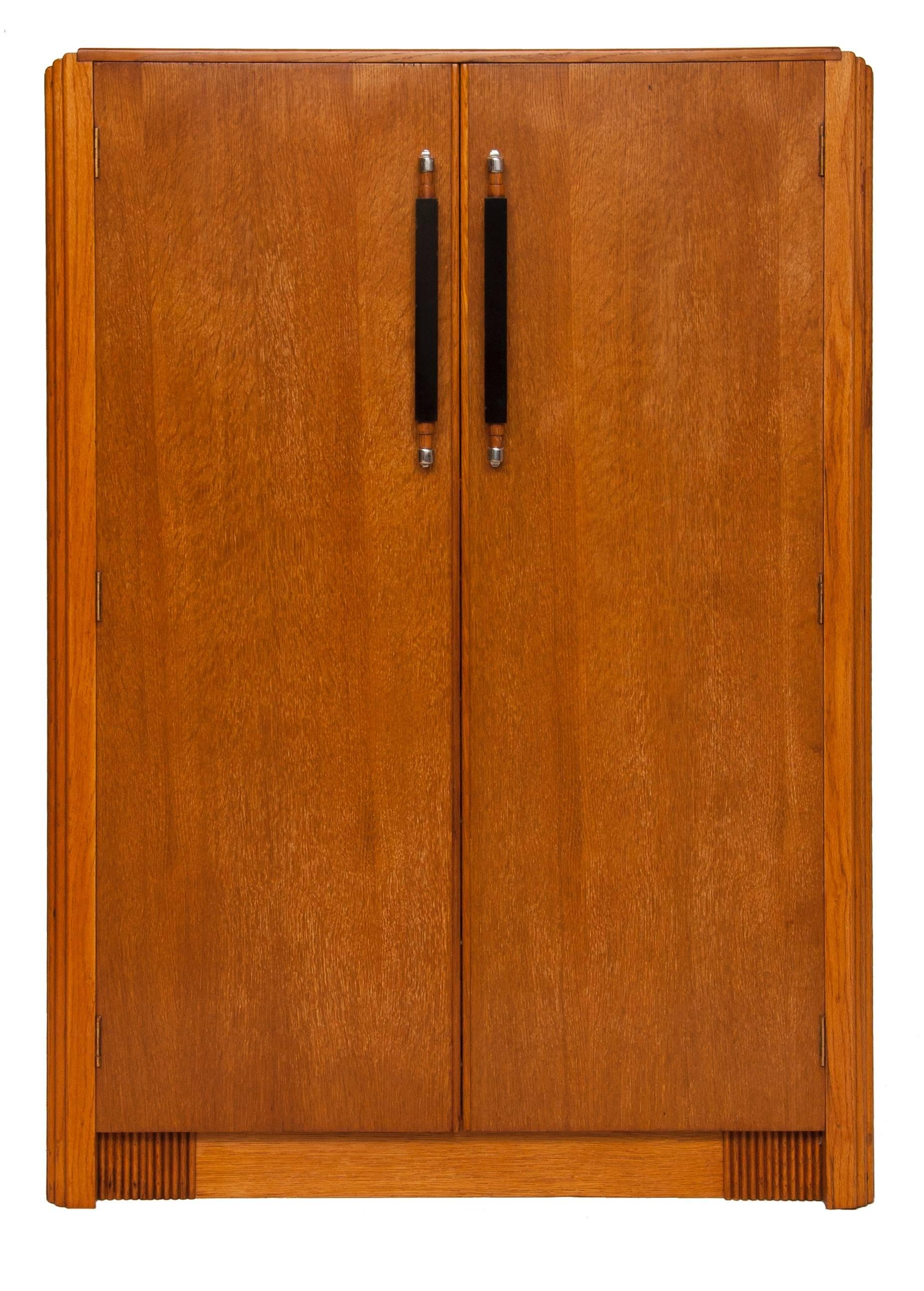 Art Deco linen press, beautiful golden oak linen press, single shelf over five drawers.
Stylized black bakelite handles with chrome,
British, circa 1930
Measures: H 122 cm, W 84 cm, D 49 cm.