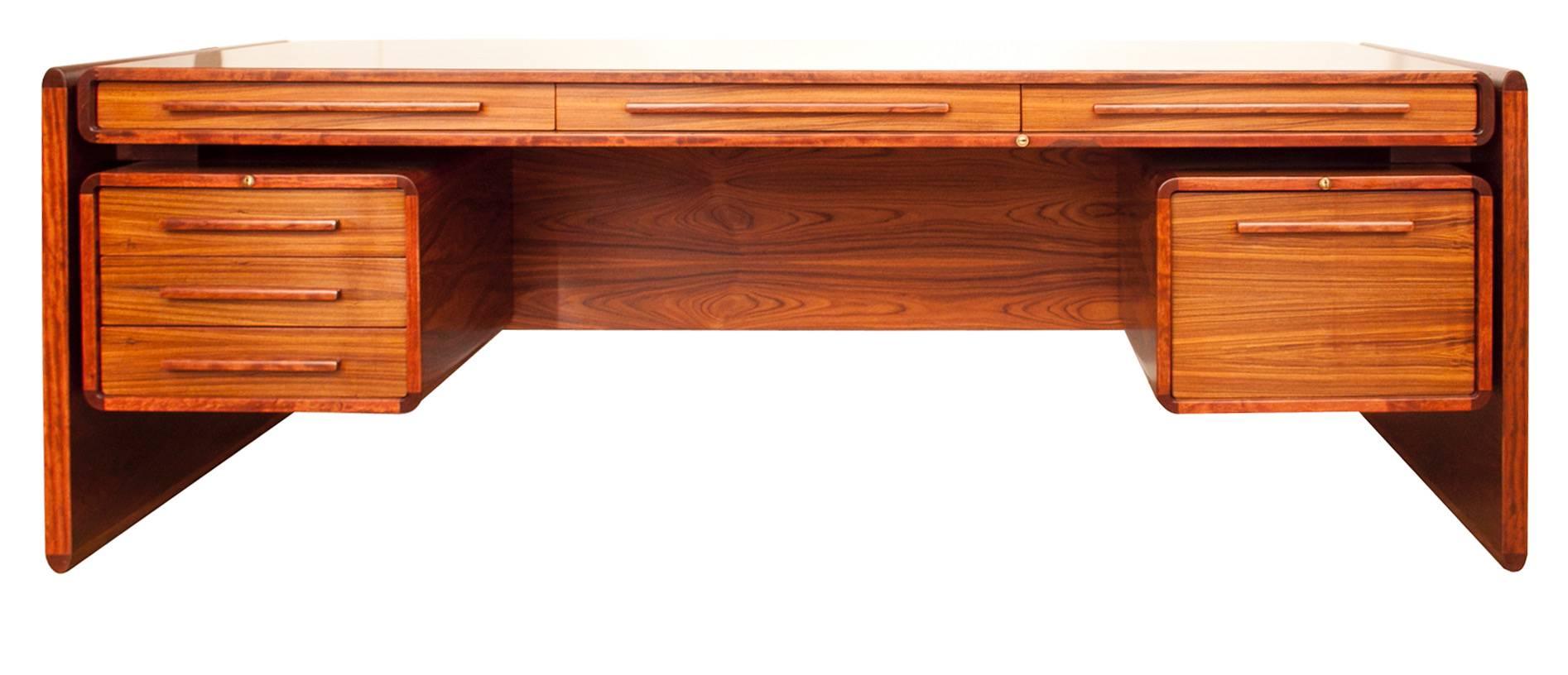 Mid-Century Modern Design.
Mid-Century rosewood desk designed by Svend Dyrlund
Mid-Century design at its very best designed and produced by Svend Dyrlund.
An impressive Mid-Century rosewood desk the central top section containing three flat drawers