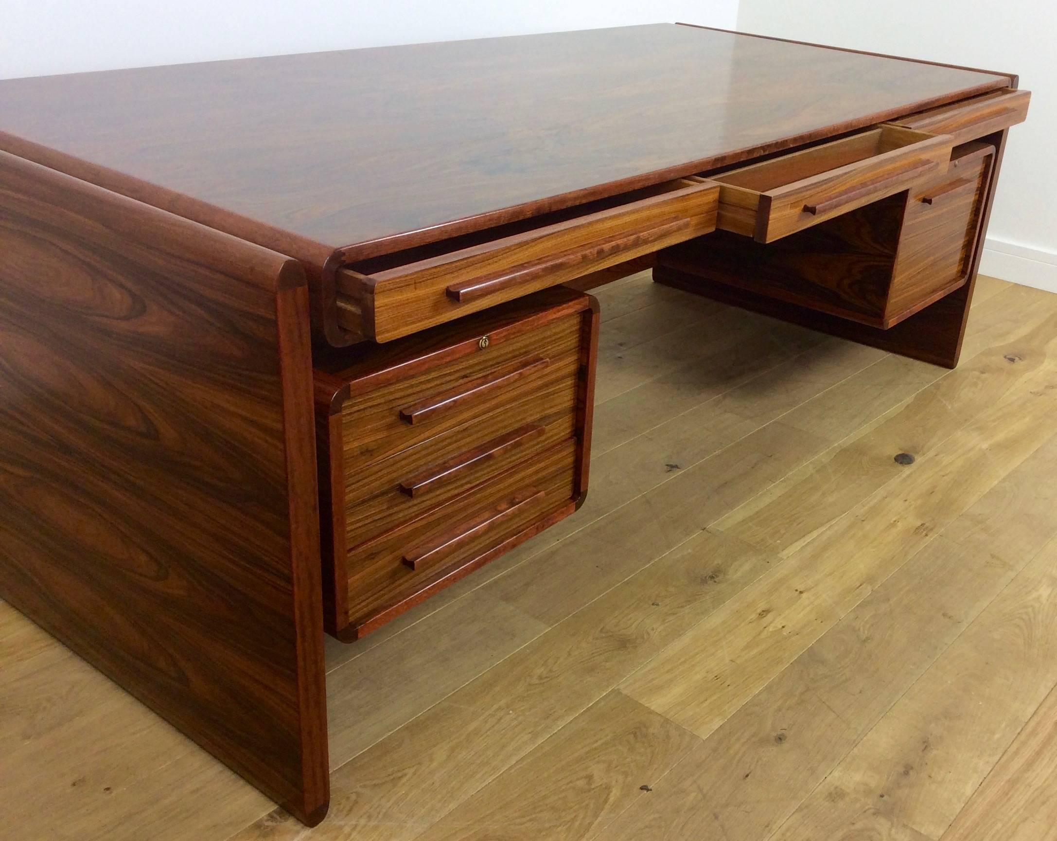 Awesome Large Mid-Century Rosewood Executive Desk beautifully crafted In Excellent Condition For Sale In London, GB