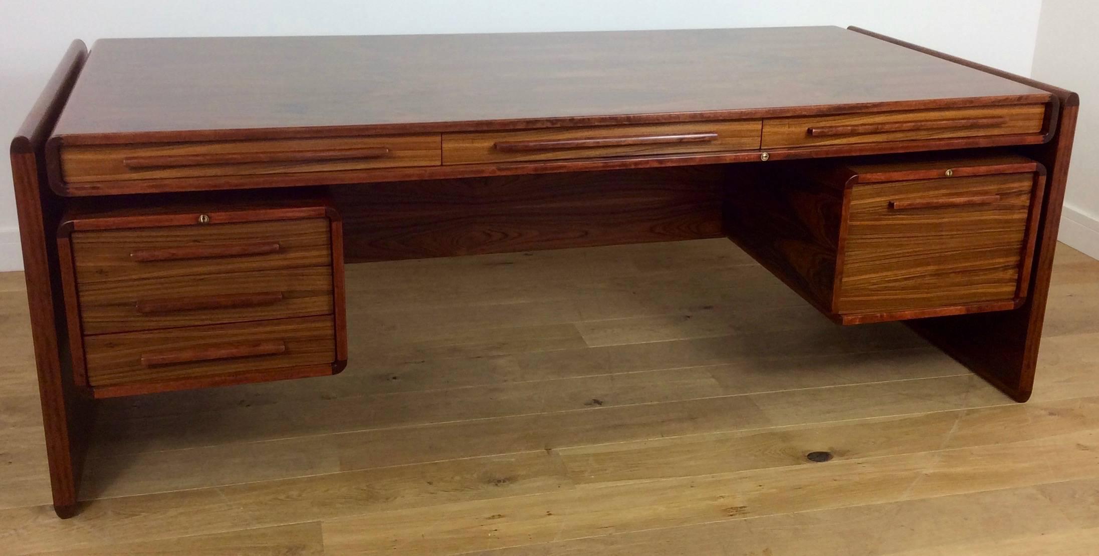 Awesome Large Mid-Century Rosewood Executive Desk beautifully crafted In Excellent Condition For Sale In London, GB