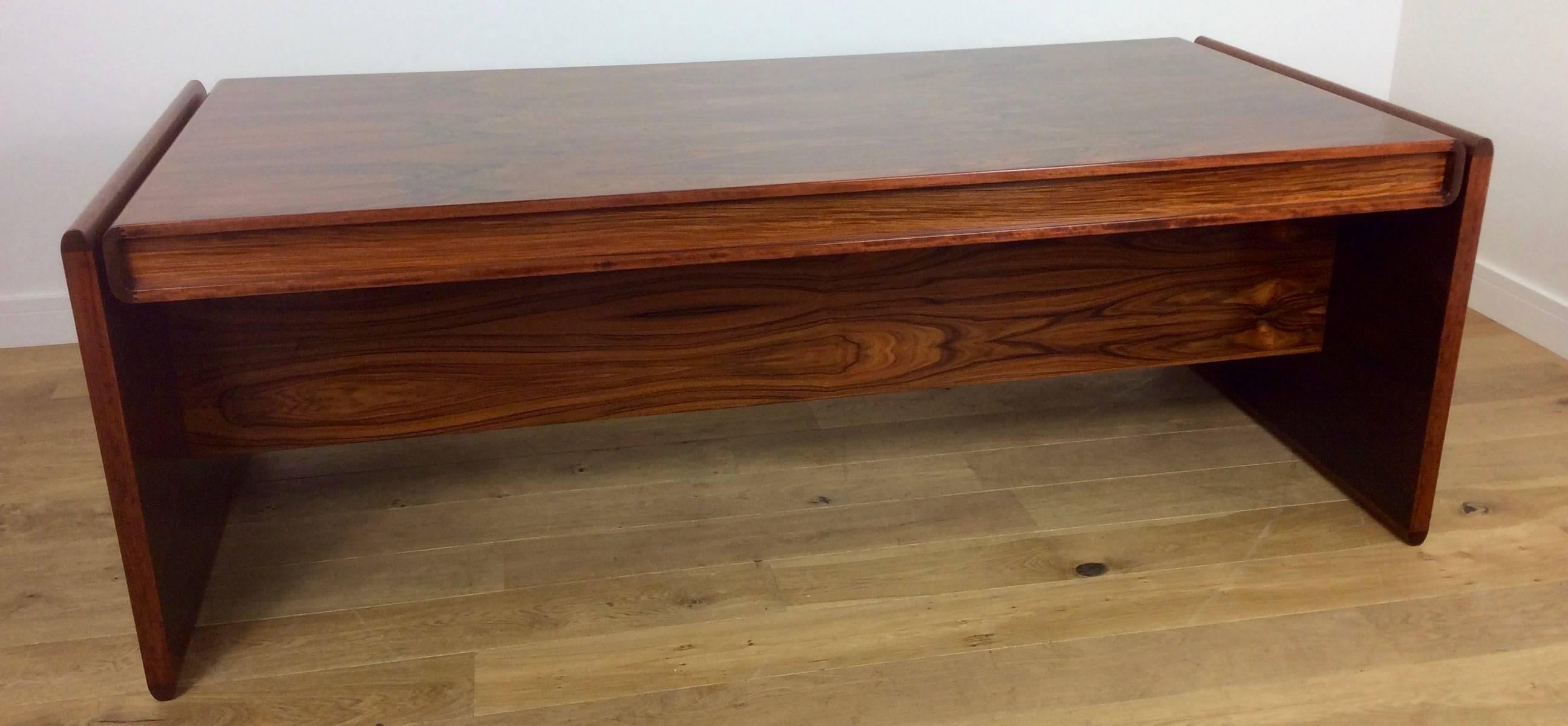 Awesome Large Mid-Century Rosewood Executive Desk beautifully crafted For Sale 1