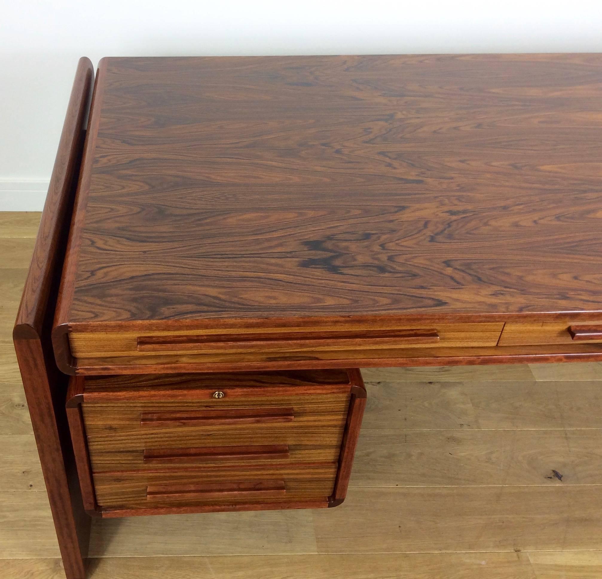 Awesome Large Mid-Century Rosewood Executive Desk beautifully crafted For Sale 2
