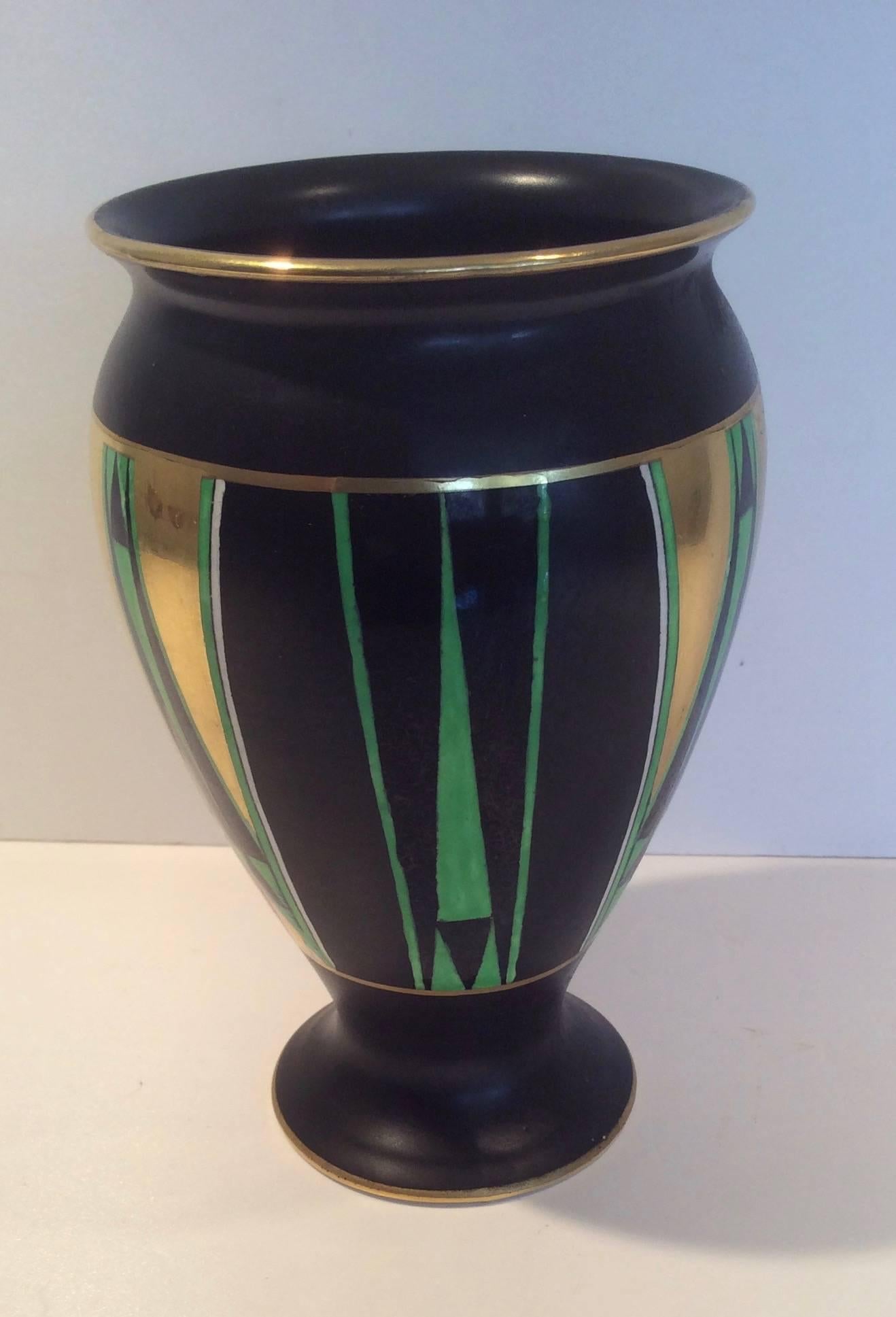 Art Deco vase.
With the stunning orient design in green, orange and black enamels with 22-carat gilding.
Measure: 16 cm h 11 cm at the widest point.
British, circa 1930.